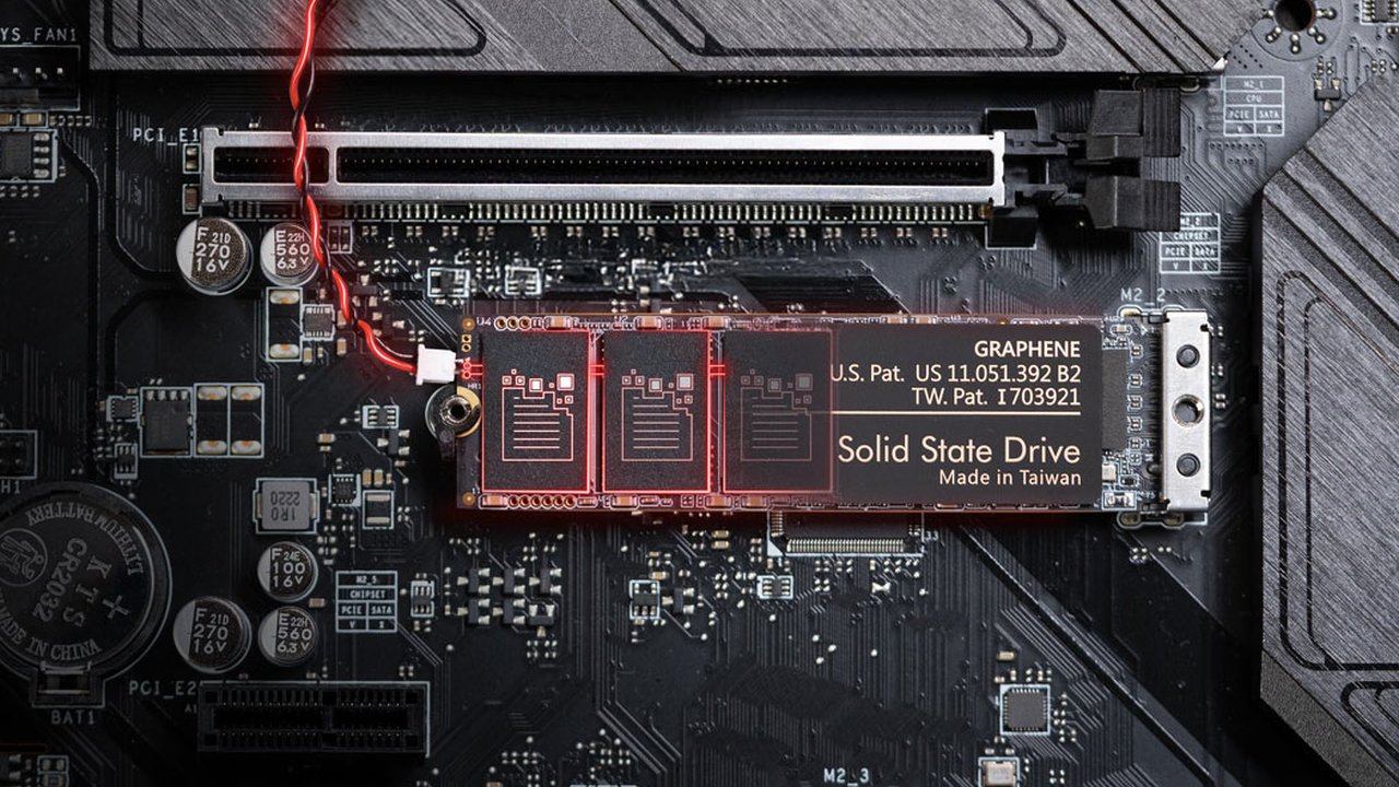 Remarquez le câble qui mène à un petit bouton externe. ©TeamGroup