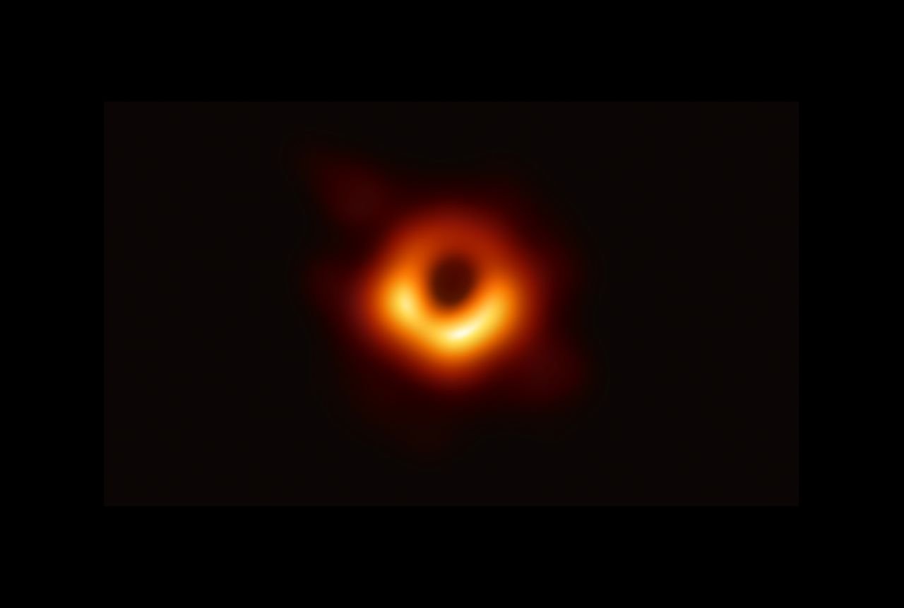 . En avril 2019, un réseau international de radiotélescopes, l'Event Horizon Telescope (EHT), a capturé pour la première fois cette image d'un trou noir et de son ombre. - ©NASA /Event Horizon et al.