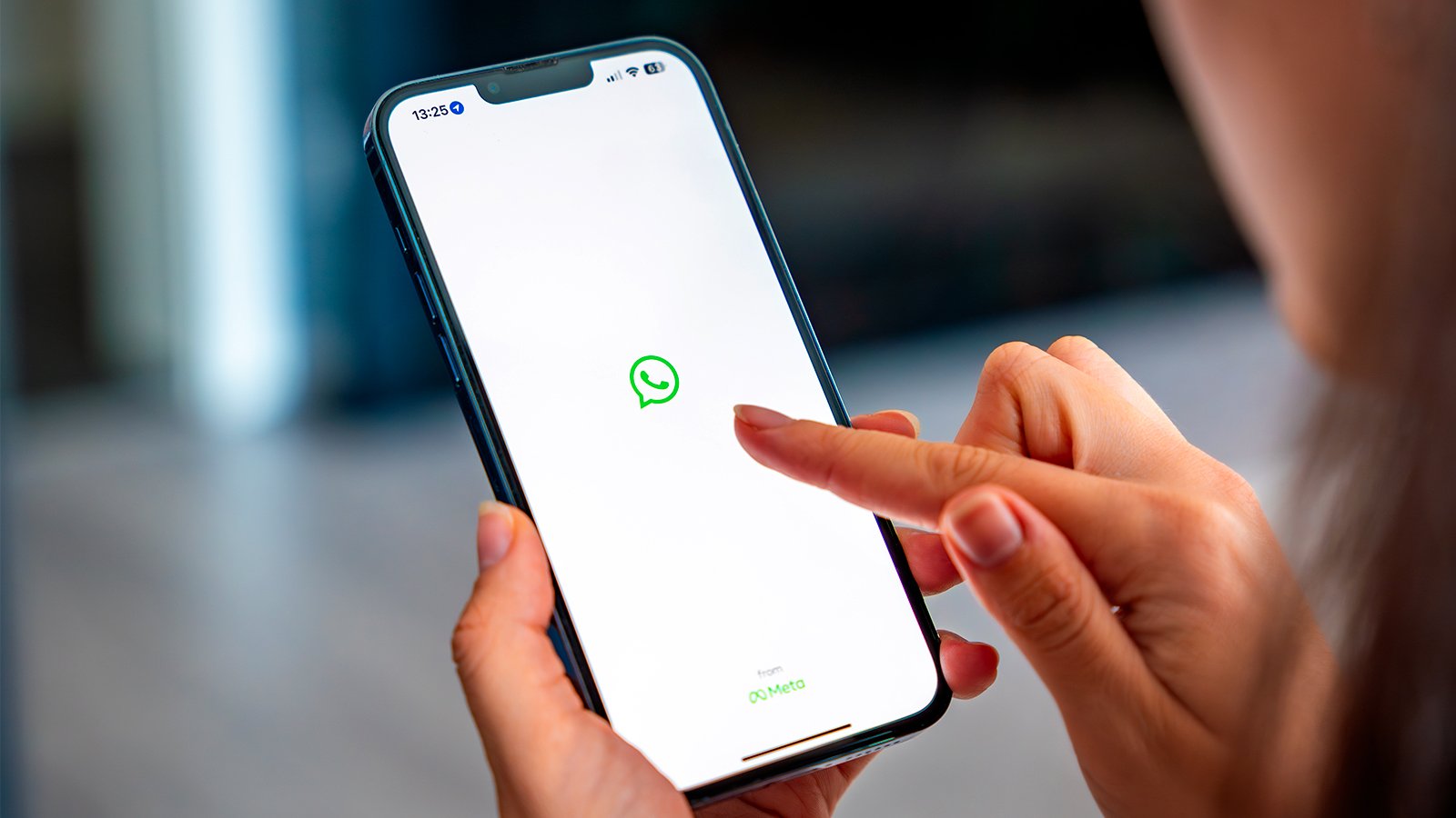 WhatsApp renforce la confidentialité pour mieux protéger les infos sensibles, notamment dans les groupes ©Shutterstock