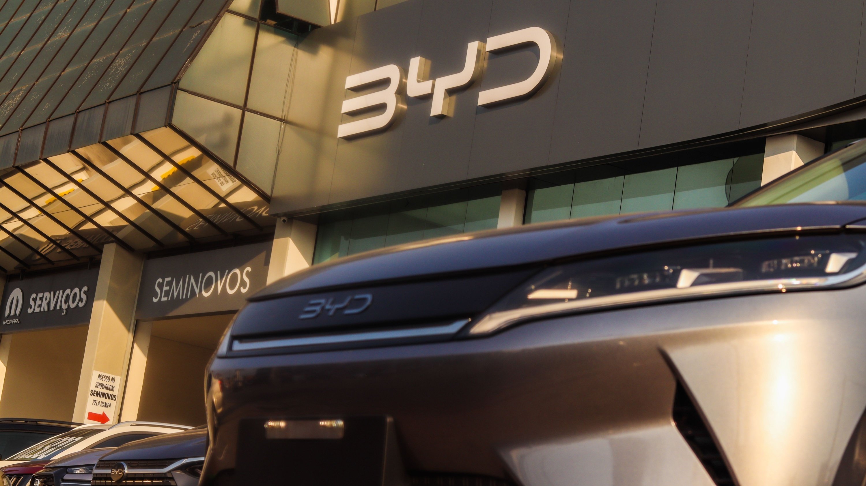 La devanture d'un magasin de BYD, le constructeur chinois de véhicules électriques © Shutterstock