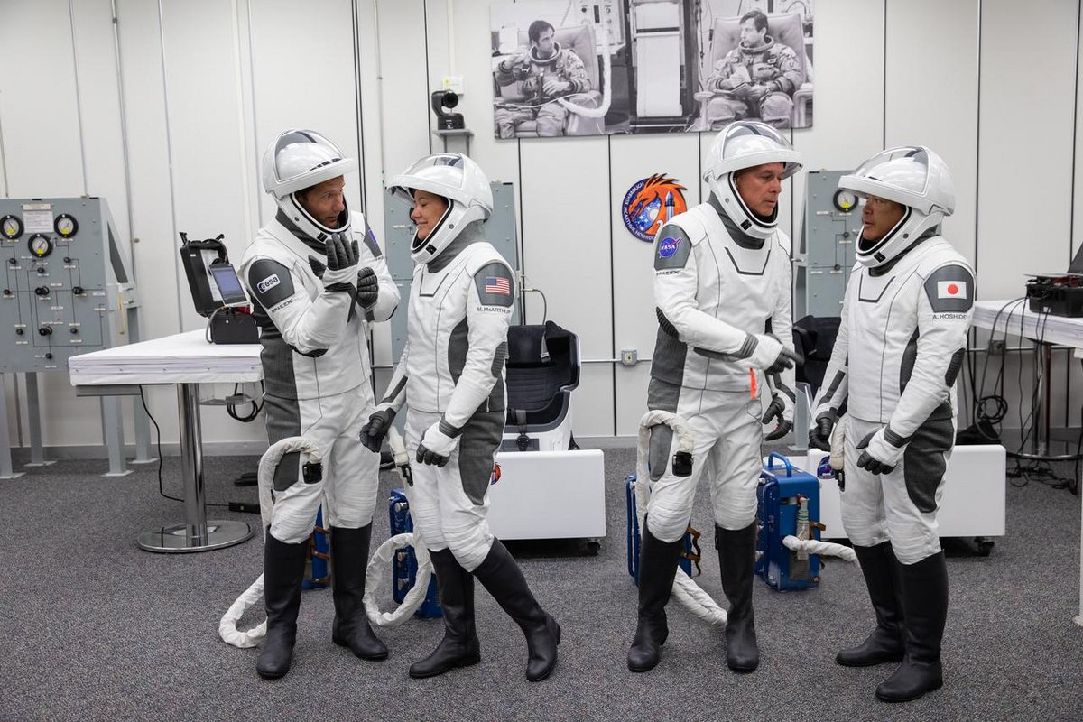 La salle de préparation des astronautes, dans laquelle l'étanchéité de leurs combinaison est aussi testée, mêle tradition et modernité. Crédits NASA/Kim Shiflett