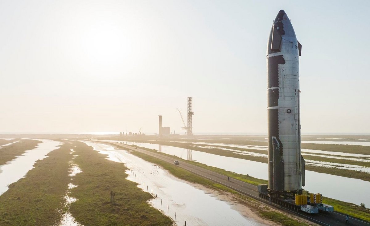 Starship SN24 en route pour le site de lancement, fin mai. Il en est revenu depuis pour recevoir ses moteurs © SpaceX