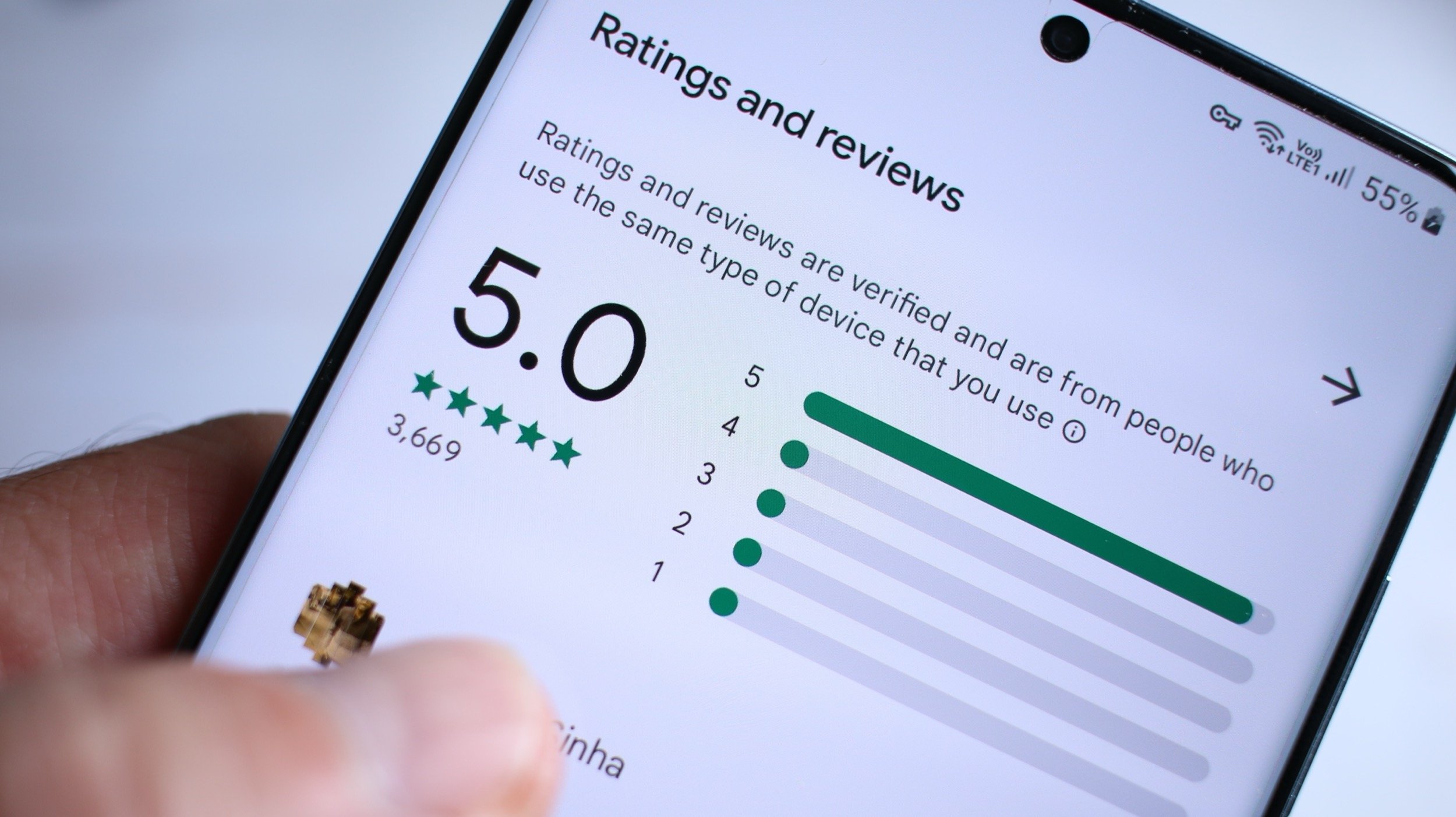 Une bonne nte sur le Google Play Store témoigne de l'expérience immédiate, pas nécessairement de la confiance approfondie que l'on peu accorder à une appli. © Peace-loving / Shutterstock
