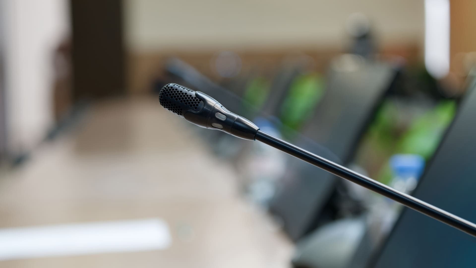Chez OpenAI, un ingénieur est soupçonné d’avoir posé un micro espion dans la salle de réunion de la direction. © s880 / Shutterstock
