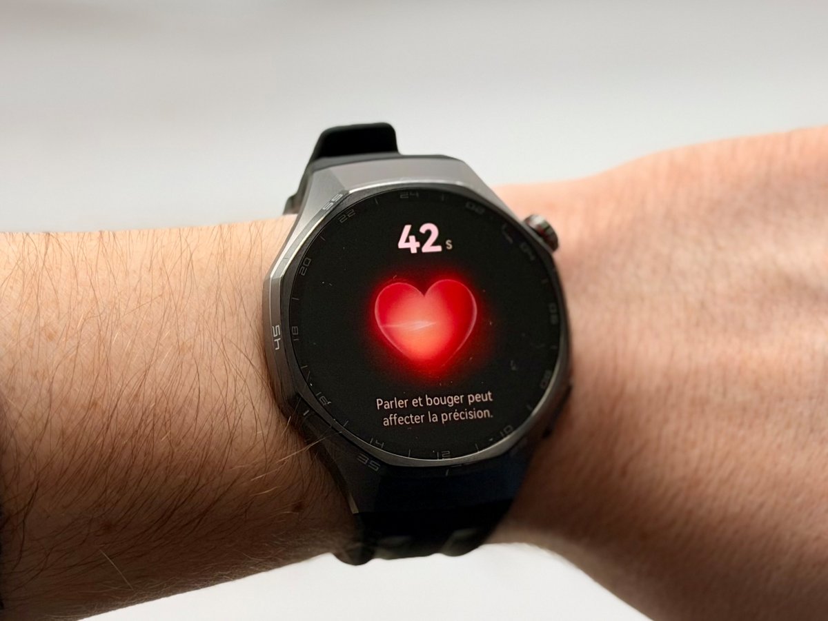 Un suivi complet du coeur, avec un ECG caché sous la touche latérale ©Mathieu Grumiaux pour Clubic