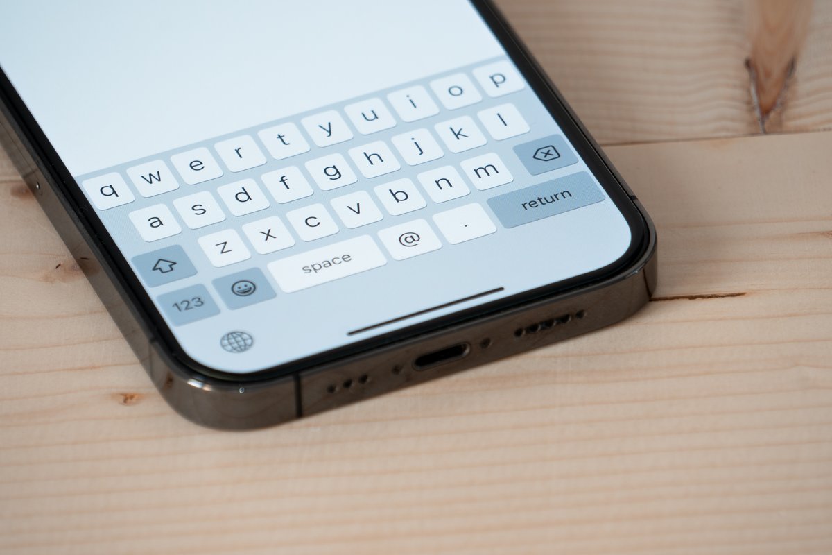 Le clavier de l'iPhone va être plus réactif avec iOS 26.4 ©lilgrapher / Shutterstock.com