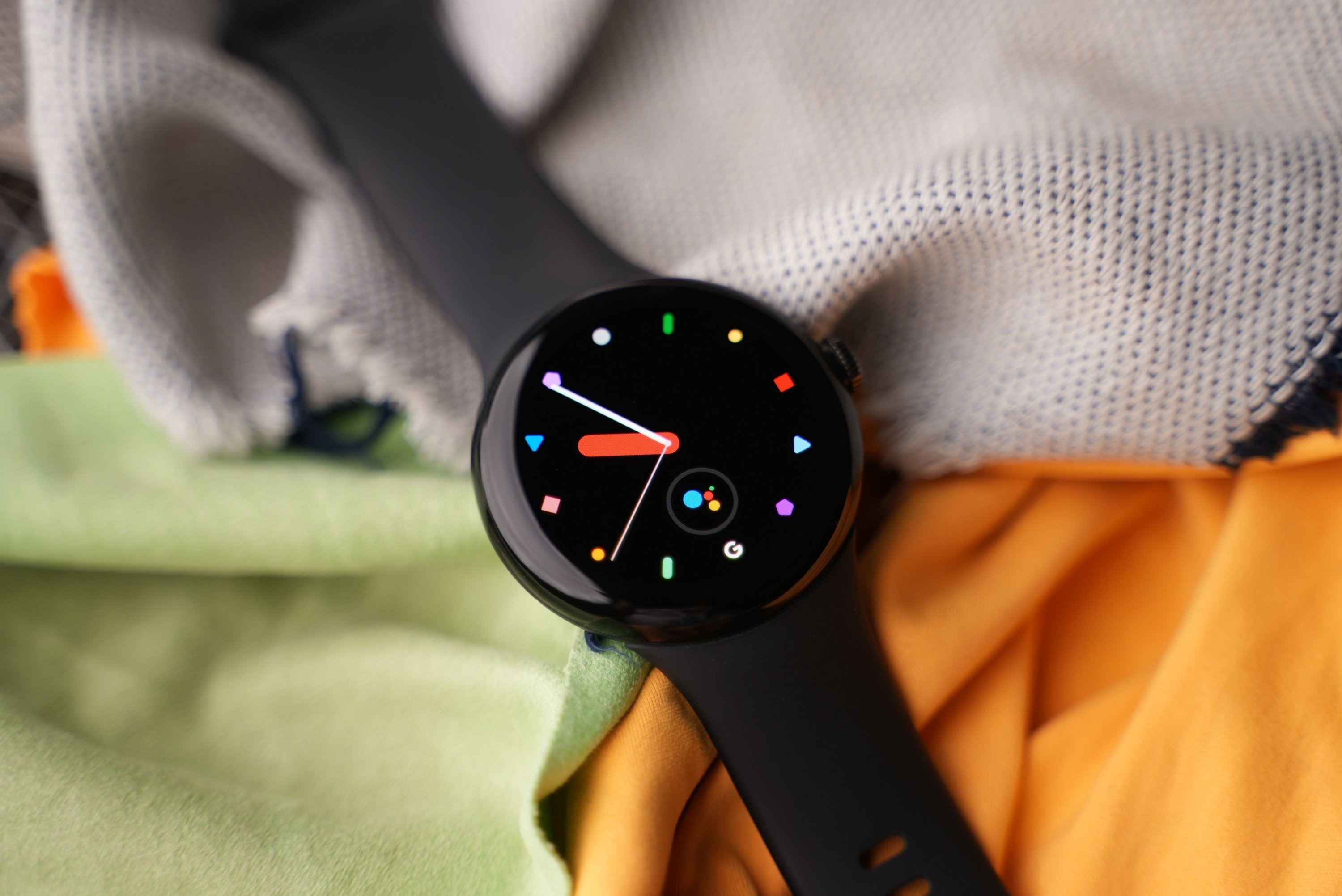 Google a discrètement introduit une nouvelle fonction Bluetooth sur la Pixel Watch 3.  © Yasin Hasan / Shutterstock.com