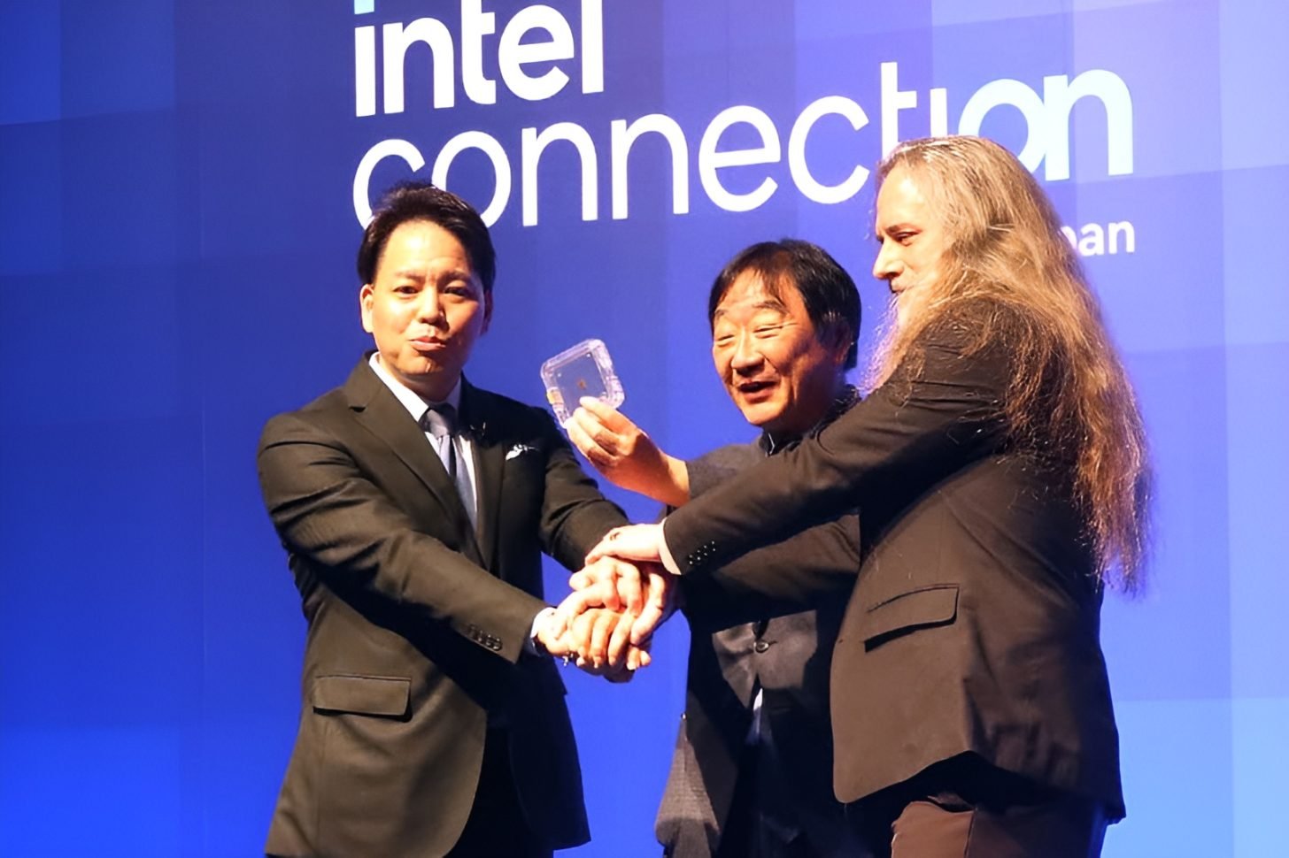 Intel a profité d'un évènement au pays du soleil levant pour annoncer son concurrent de la mémoire HBM, composant clé des serveurs IA. © PC Watch