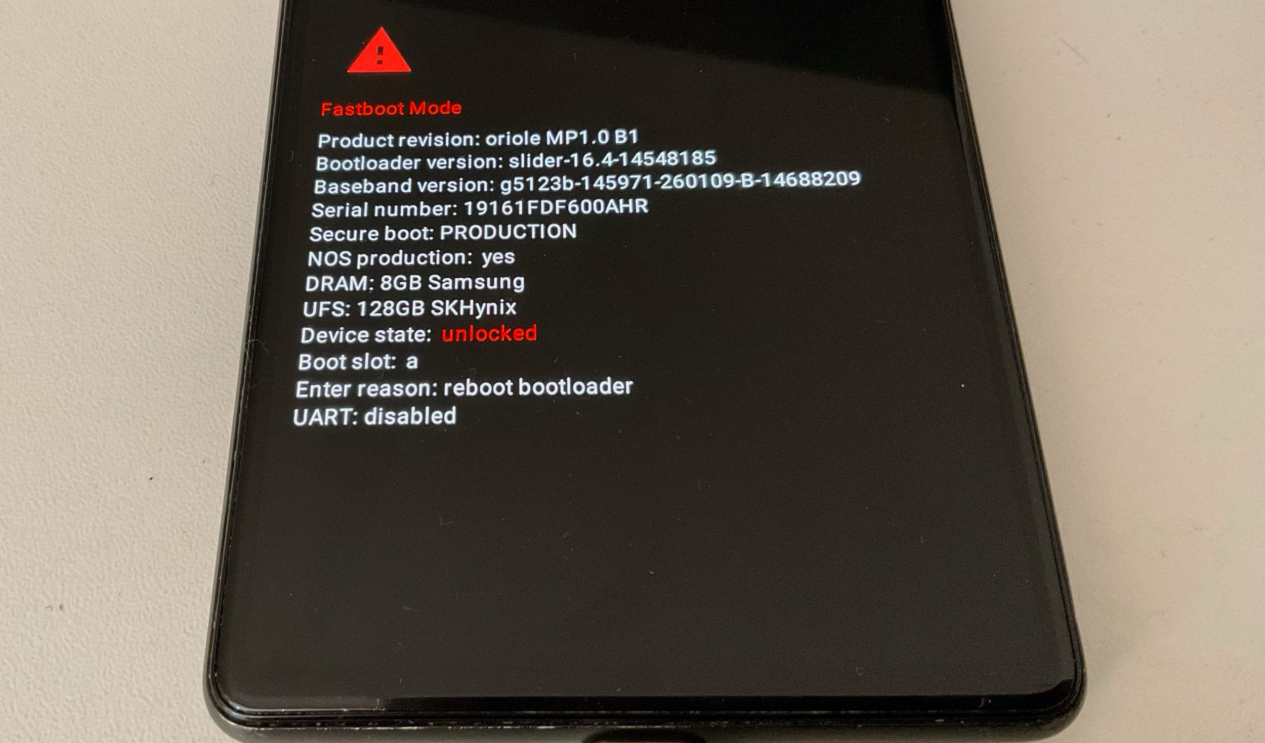 Quand l’écran du bootloader apparaît, on a brièvement l’impression d’être devenu figurant dans Mr. Robot. © Clubic