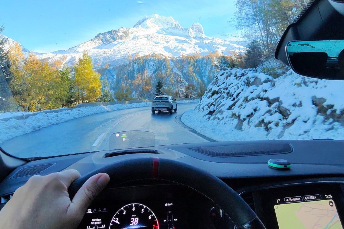 La synchro parfaite : l'aiguille Verte, les Drus et les Grands Montets avec le boîtier Tom allumé en vert. Merci les lunettes connectées ! ©Nicolas Guyot pour Clubic
