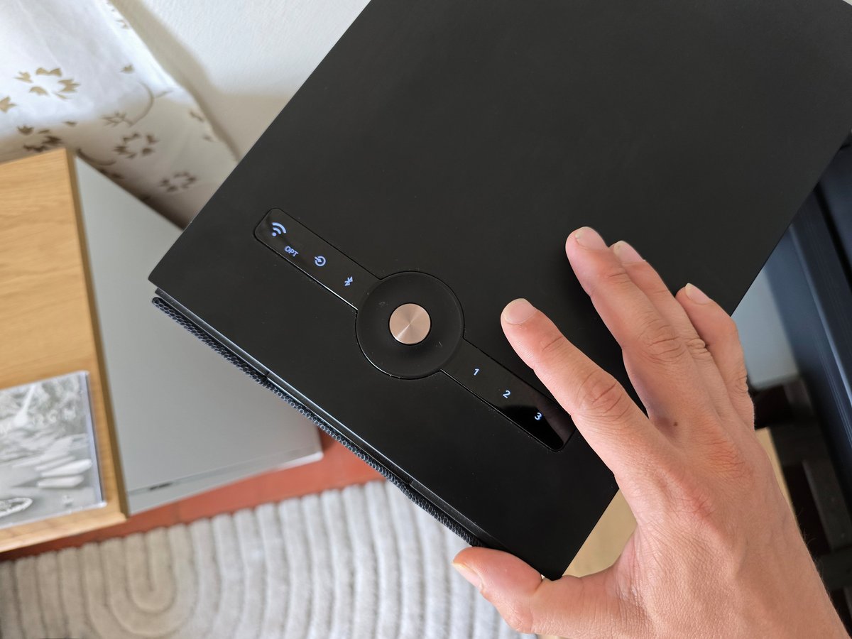 Le panneau tactile est bien pratique et s’illumine à l’approche de la main. © Matthieu Legouge