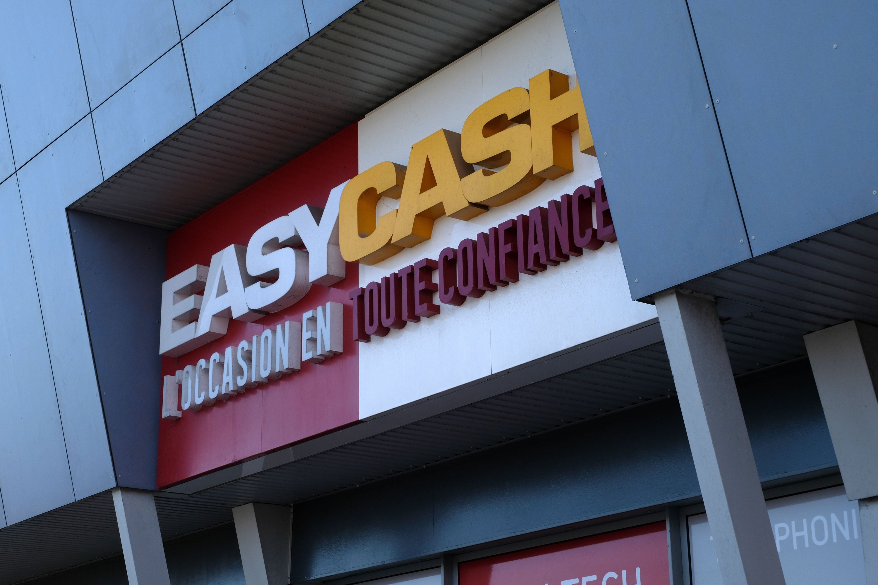 L'enseigne EasyCash affichée au-dessus d'un de ses magasins © Shutterstock