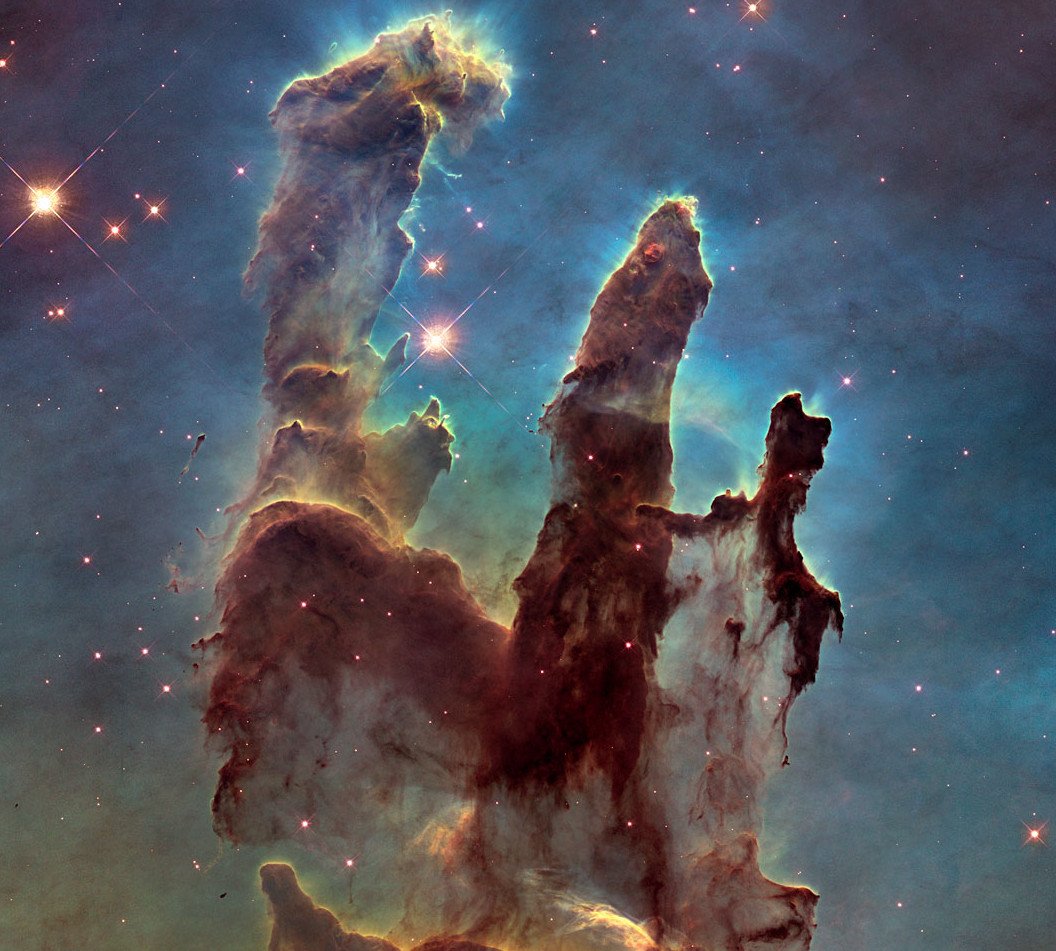 Les "pillars of creation", iconique formation où naissent les étoiles. Le cliché présenté ici a été pris en 2010, après une amélioration des capacités de Hubble. L'image originale des "pillars" prise en 1995 est l'une des plus connues de Hubble. Crédits NASA/ESA/HST