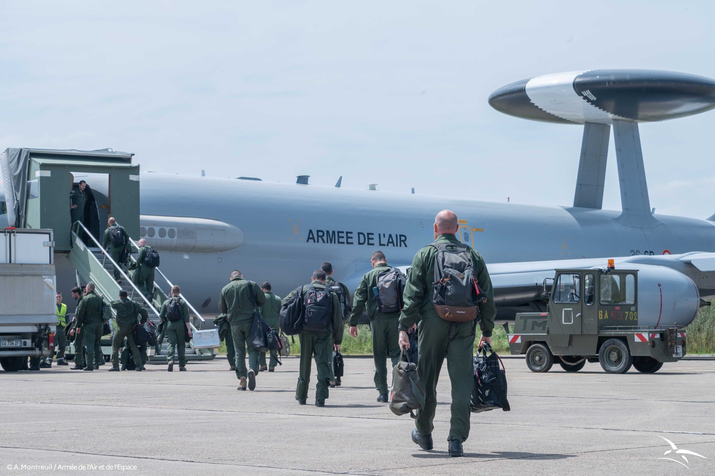 L’équipage de l’E-3F AWACS embarque depuis la base aérienne 702 d’Avord. © A.Montreuil / Armée de l'Air et de l'Espace