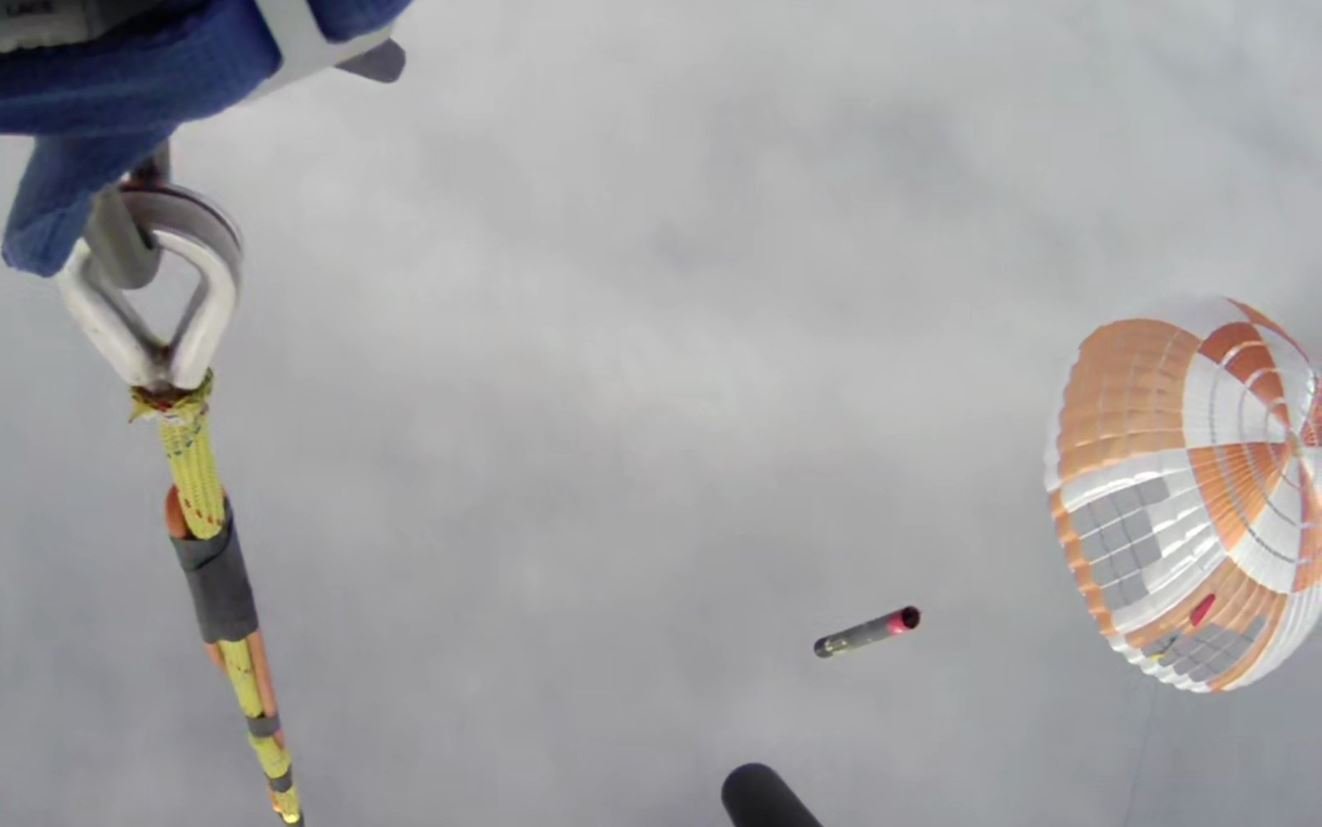 L'accrochage du filin depuis l'hélicoptère n'avait pas l'air facile © Rocket Lab