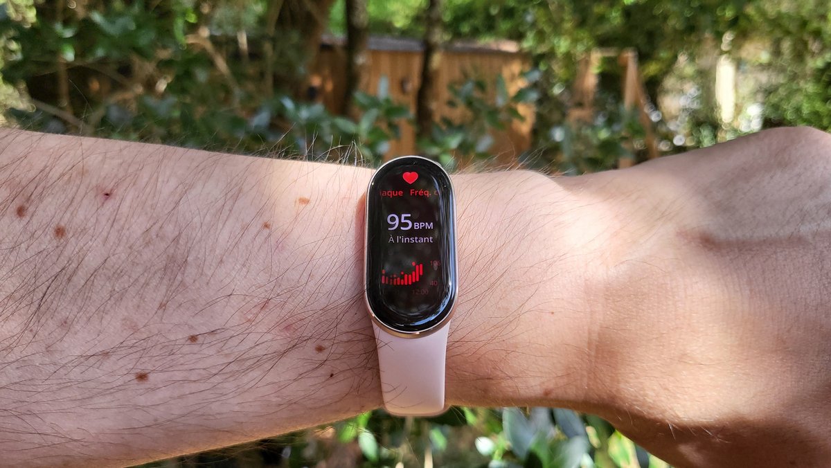 L'écran du Smart Band 10 montre jusqu'à 1 500 nits, ce qui le rend parfaitement lisible en extérieur © Johan Gautreau pour Clubic.com