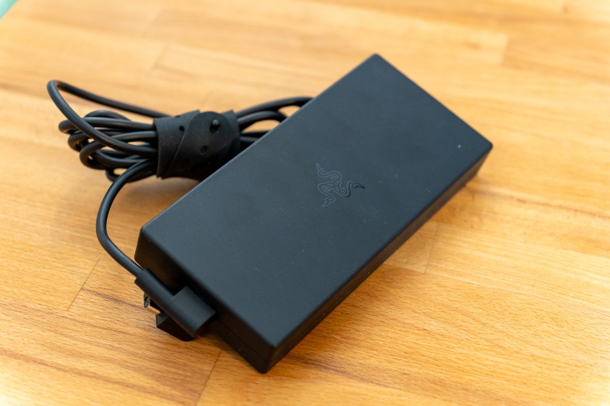 Le chargeur de 280 W est (relativement) compact. ©Nathan Le Gohlisse pour Clubic
