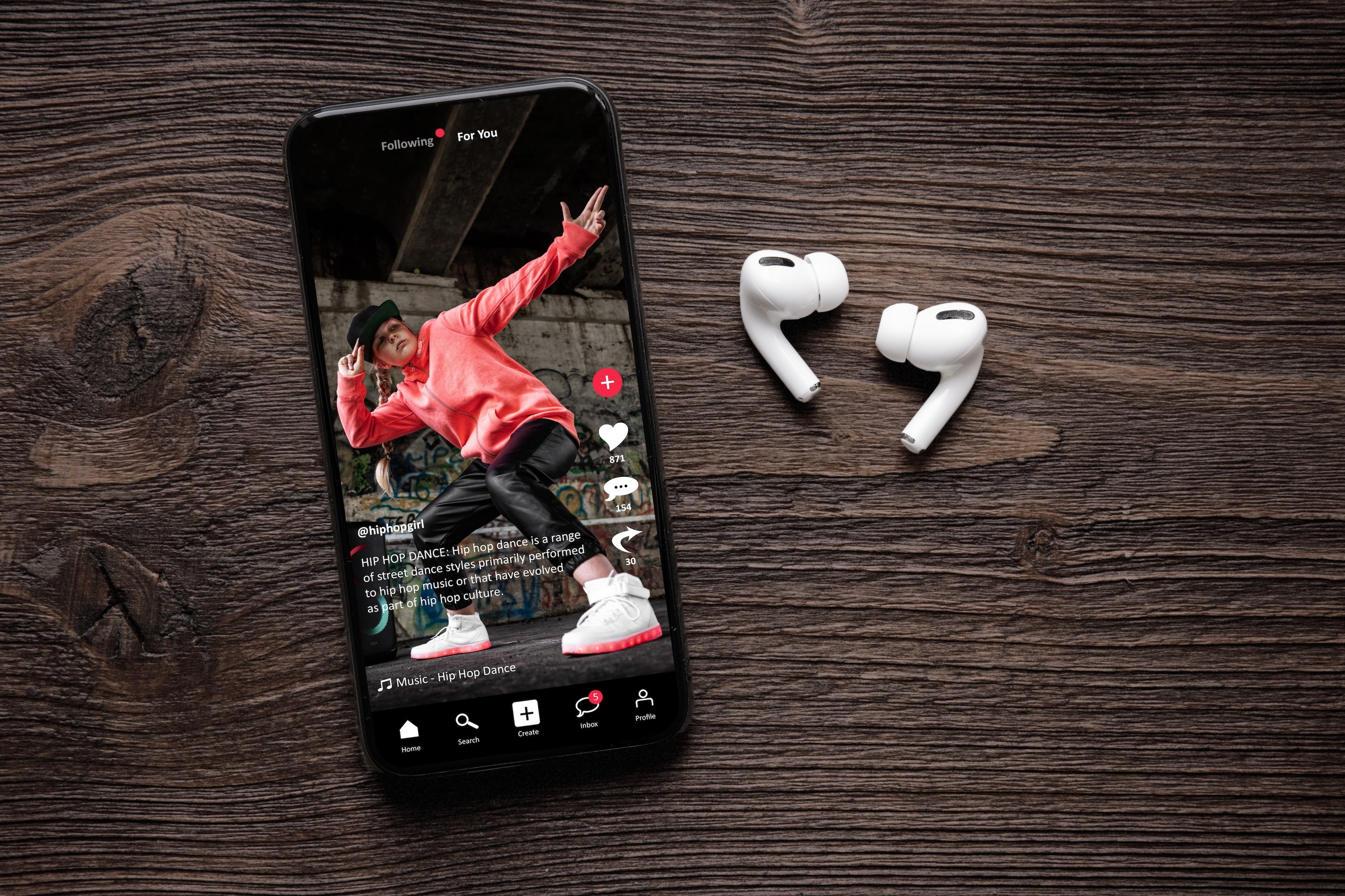 TikTok et musique - © Kaspars Grinvalds / Shutterstock