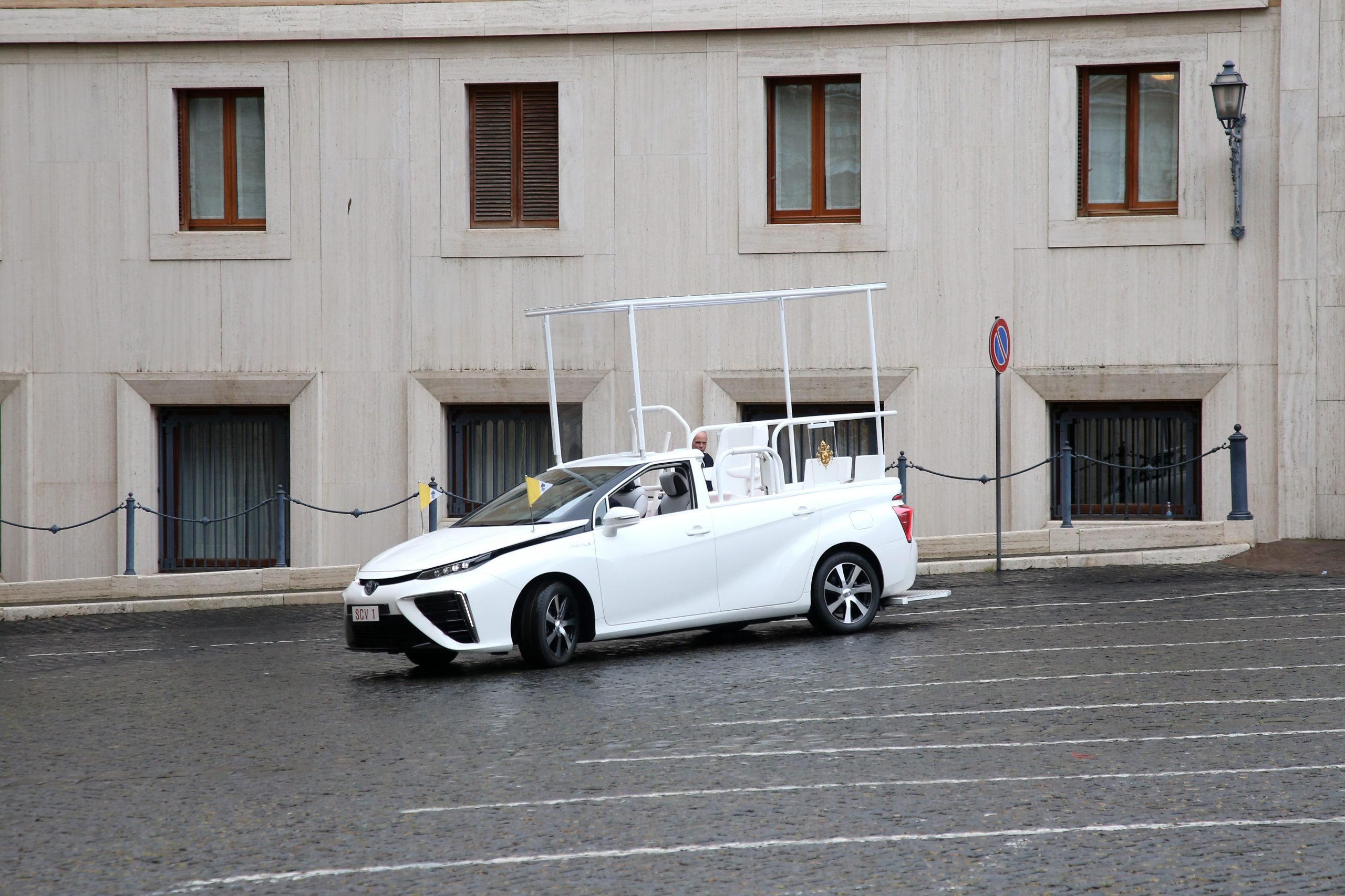 Toyota Mirai papamobile
