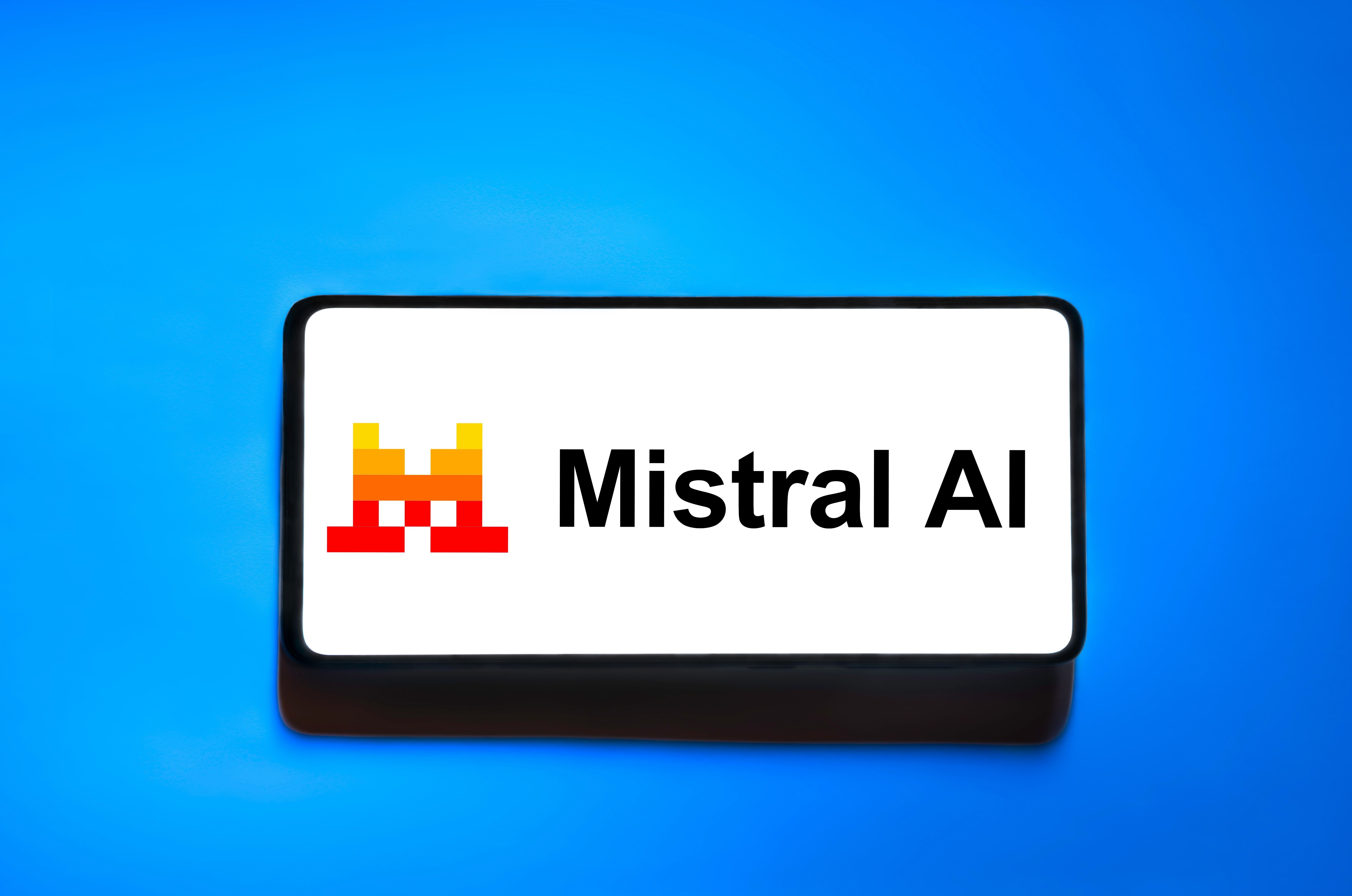 En se concentrant sur le raisonnement et la transparence plutôt que sur la seule course à la taille, Mistral AI propose une réponse pragmatique à l'un des plus grands défis de l'IA générative. © Shutterstock