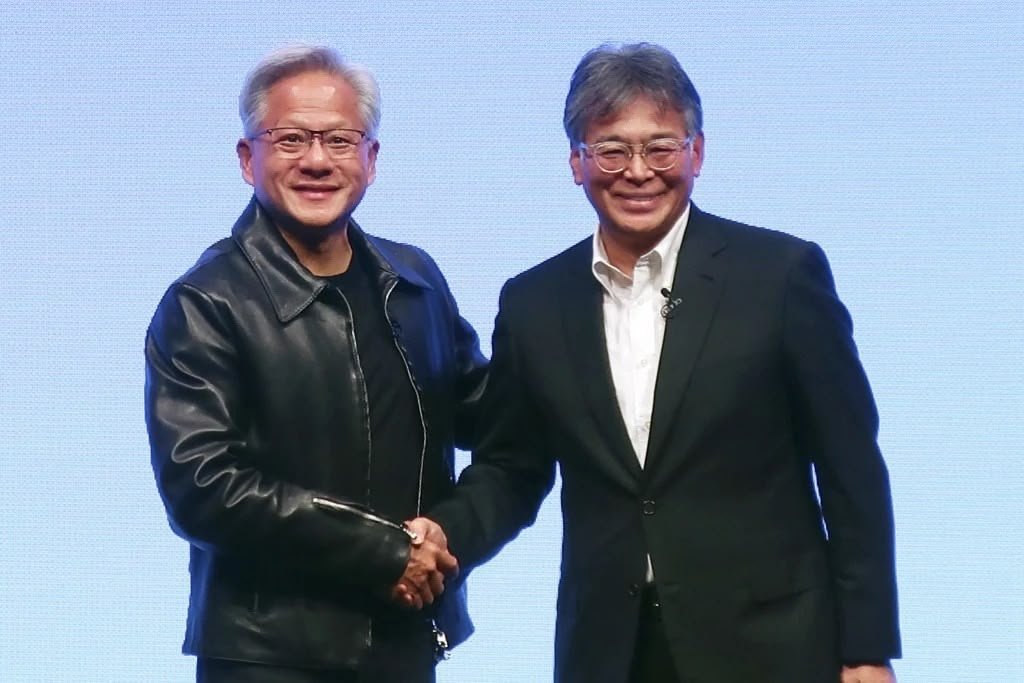 Jensen Huang et Takahito Tokita officialisant un nouveau partenariat entre NVIDIA et Jujitsu : NVIDIA est le premier bénéficiaire de cette ruée vers l'IA avec de nombreux partenariats signés depuis 2022. © Associated Press