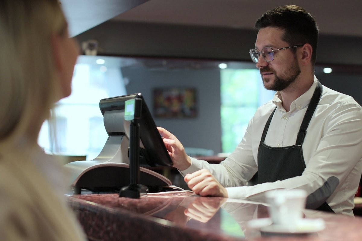 Les logiciels de caisse libres échappent à la certification obligatoire. © AlpakaVideo / Shutterstock