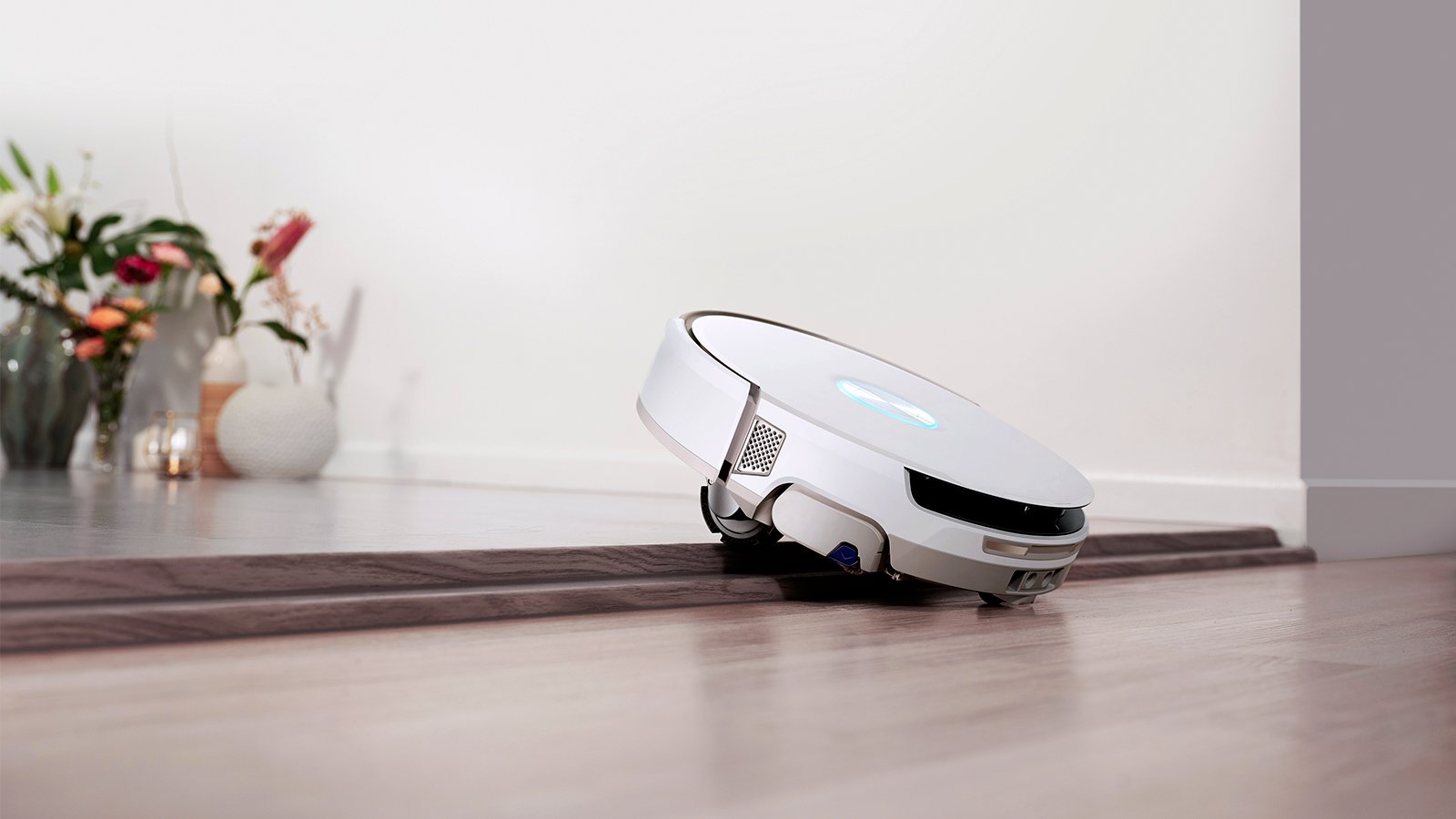 Avec 22 000 Pa et sa serpillère rouleau lavée en continu, le Narwal Flow nettoie jusqu’aux recoins grâce au système MopExtend. ©Narwal