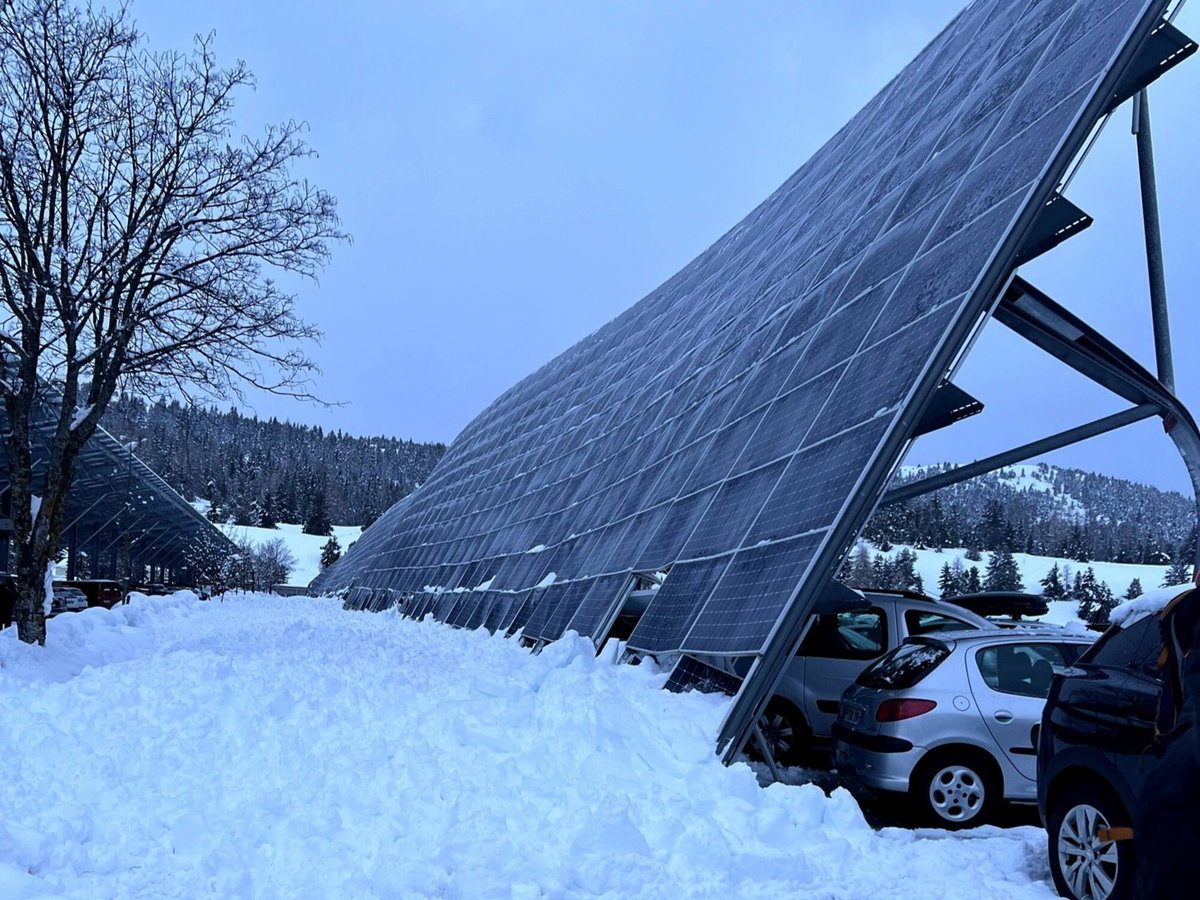 Des ombrières photovoltaïques s'effondrent sous la neige à Superdévoluy et des dizaines de secouristes sont mobilisés. © Tonton Michou ESD Dévoluy / Facebook