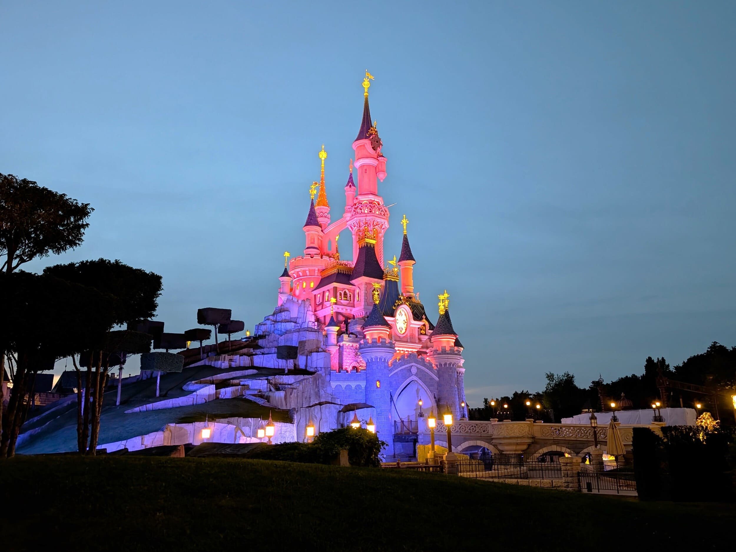 Le château, toujours sublime, de la Belle au Bois Dormant, à Disneyland Paris © Alexandre Boero / Clubic