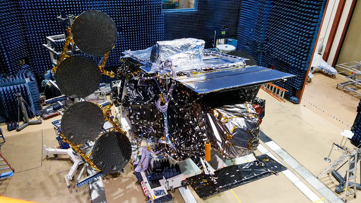 L'instrument TEMPO (que l'on voit ici recouvert de protection thermique sur l'avant du satellite) est tout petit par rapport au grand Intelsat 40e © MAXAR