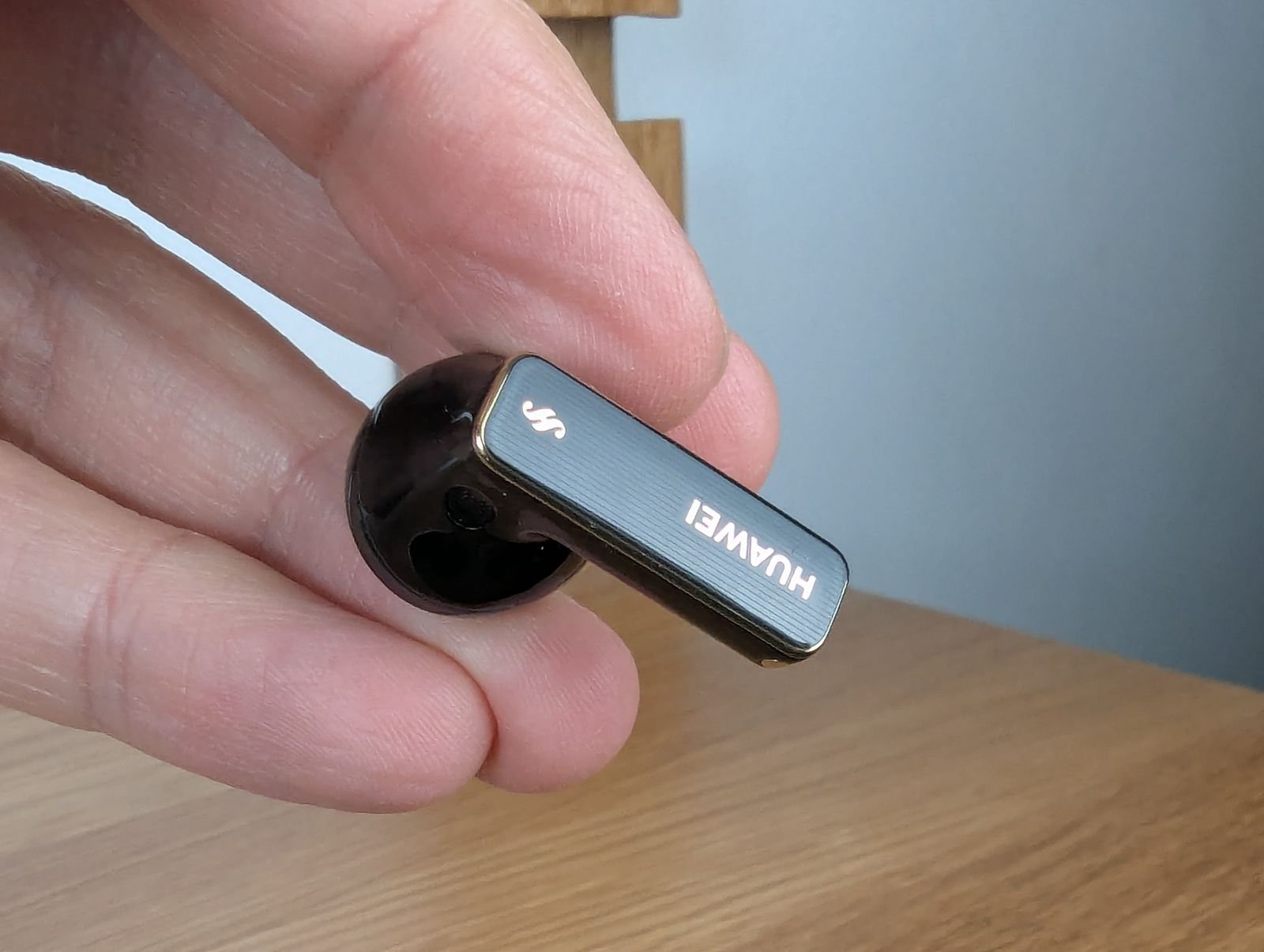  Très proches de leurs ainés sur la forme, les Freebuds Pro 4 se démarquent par leur coloris et par certaines petites touches. ©Guillaume Fourcadier pour Clubic