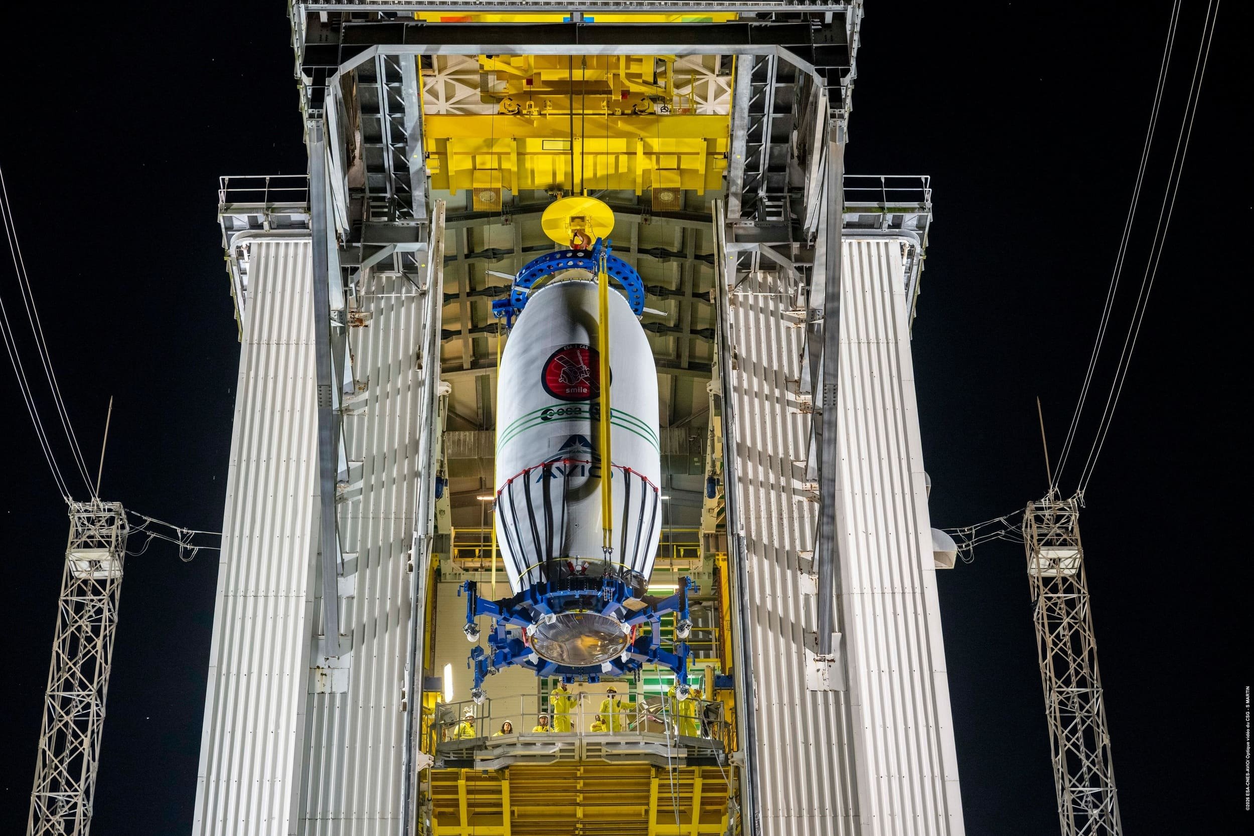 Le hissage de la coiffe du lanceur Vega C, avec à son bord le satellite SMILE. © CNES/ESA/AVIO/Optique Vidéo CSG/S Martin, 2026