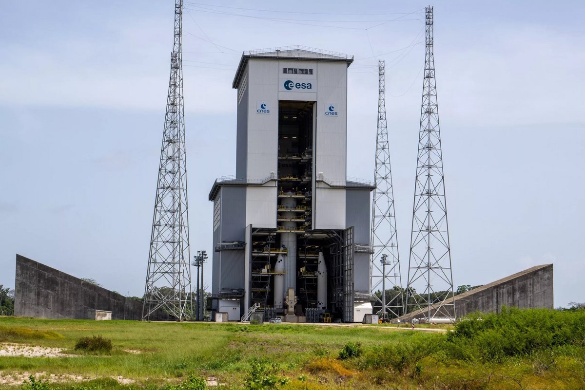 Le corps central d'Ariane 6 et ses deux boosters consacrés au premier vol sont à l'assemblage © ESA / M.Pedoussaut