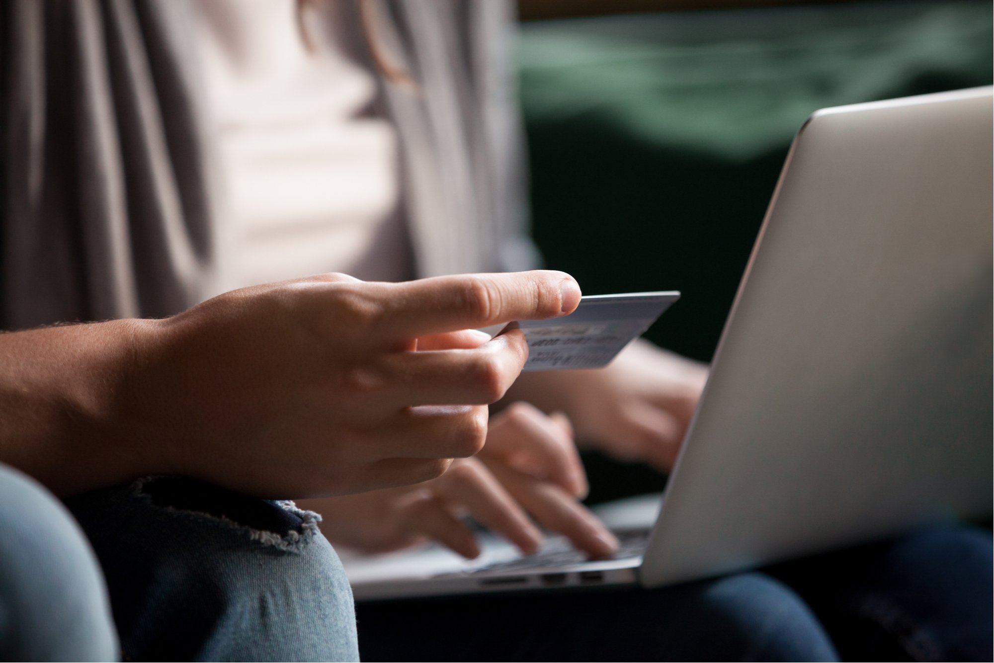 Soyez vigilant lorsque vous effectuez des opérations bancaires en ligne © fizkes / Shutterstock