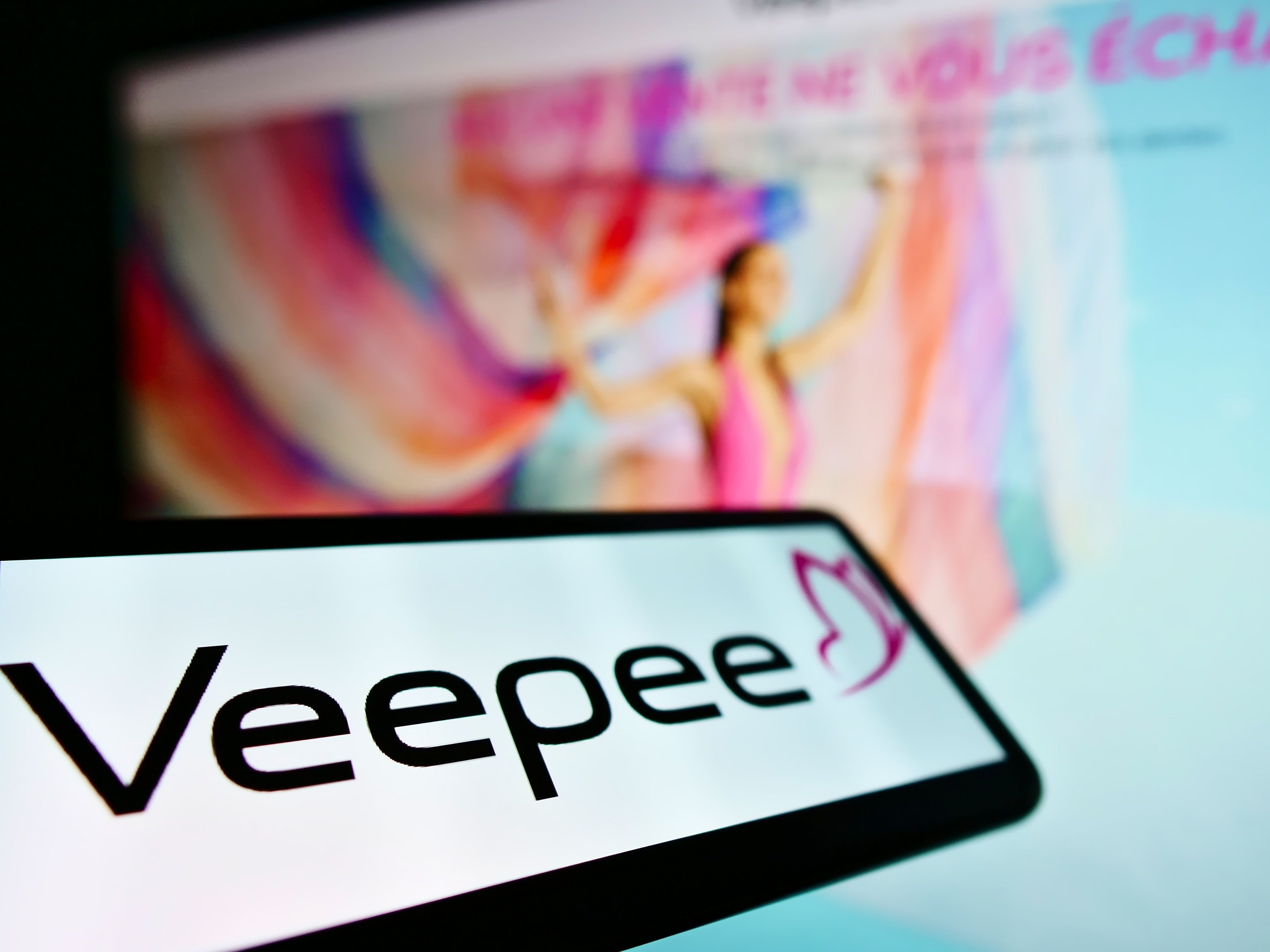 Le logo Veepee aparaît sur un smartphone @ Shutterstock