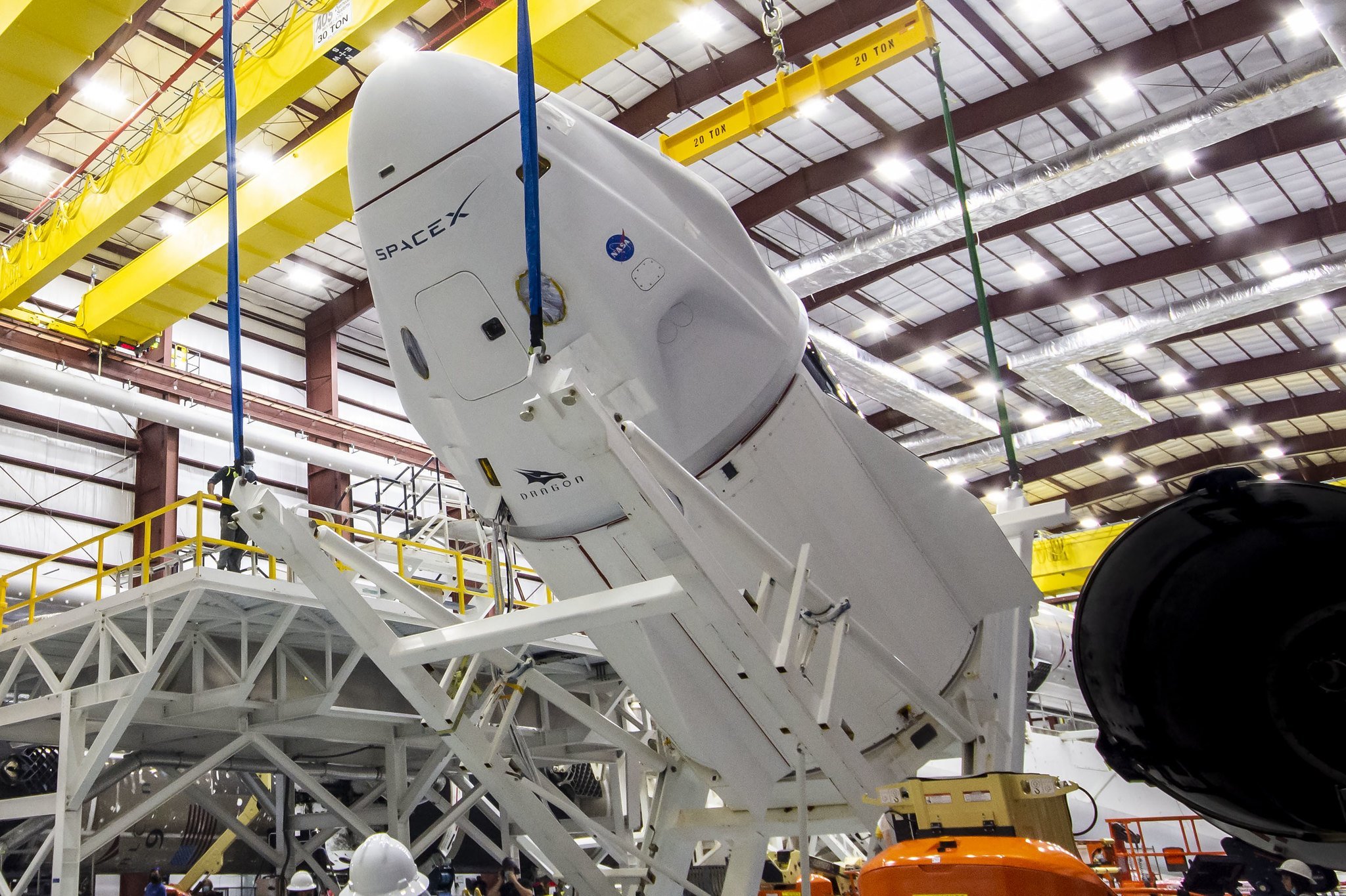 La capsule "Endeavour" Crew Dragon en préparation au Centre Spatial Kennedy. Crédits SpaceX