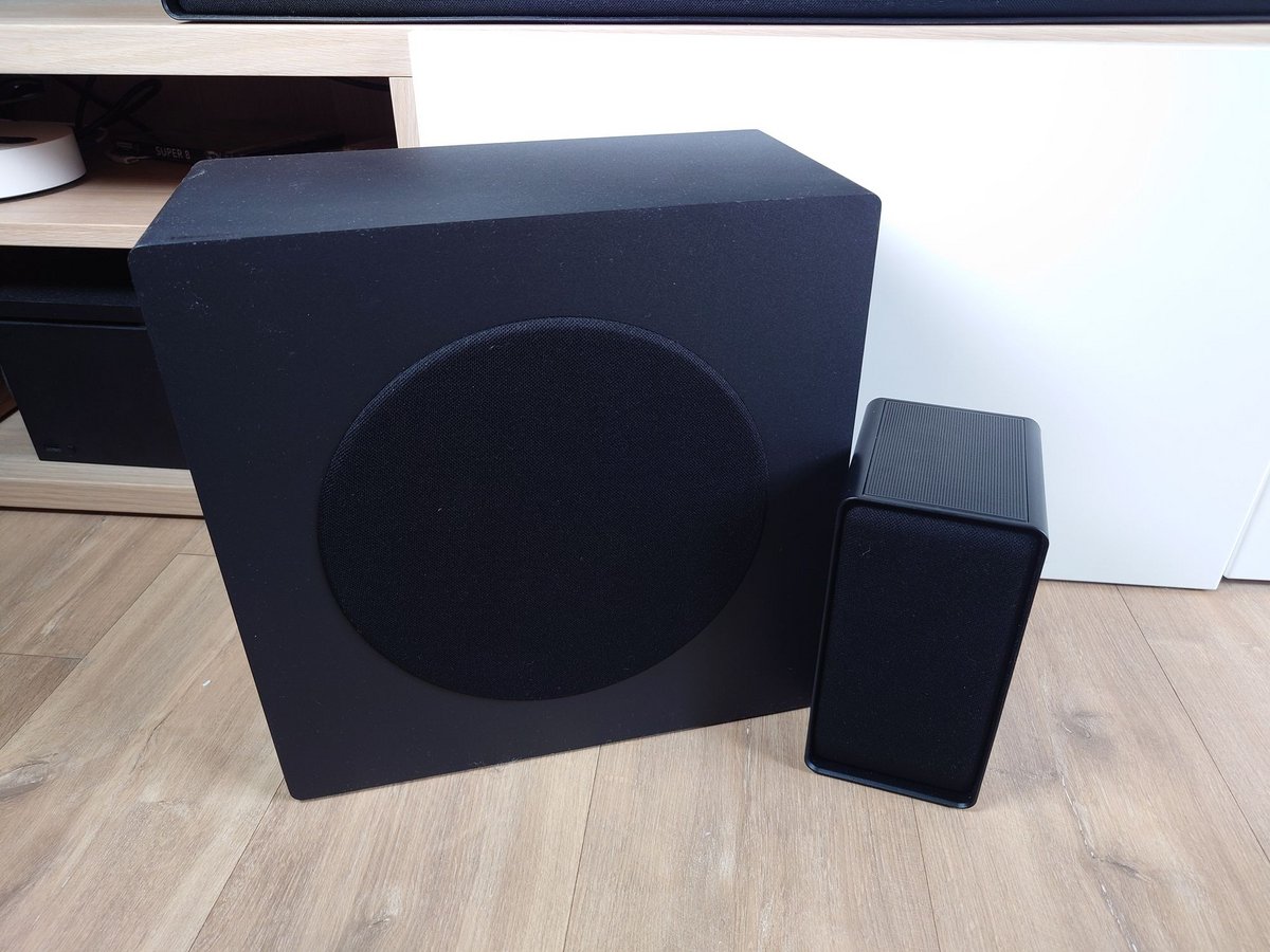 Avec son ensemble home-cinéma 5.1.4 complet à petit prix, Hisense promet ici une vraie immersion Atmos, avec barre, caisson et satellites verticaux. © Guillaume Fourcadier pour Clubic