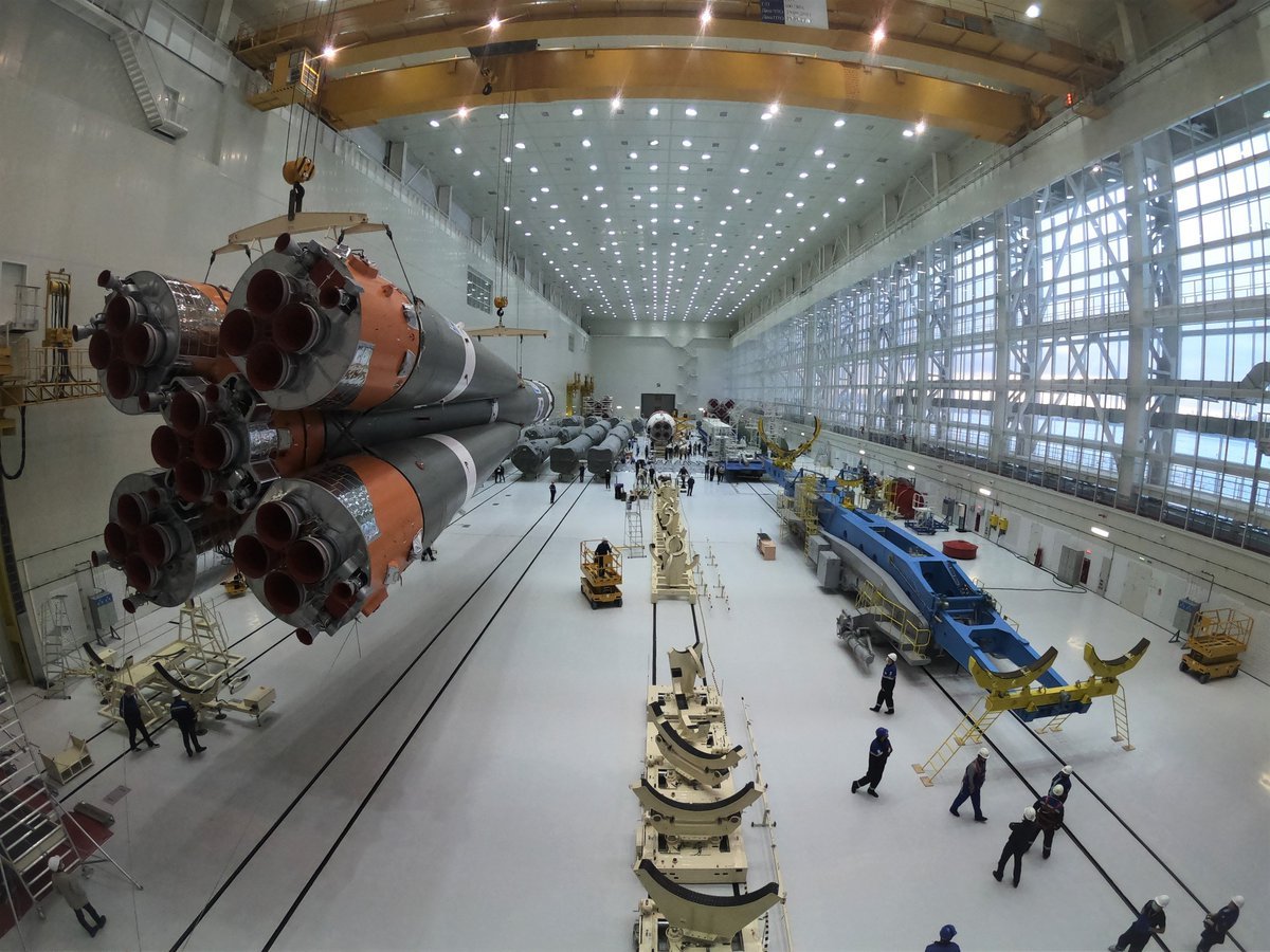 Assemblage des Soyouz à Vostotchnyi. Le grand hall est impressionnant... Crédits Roscosmos