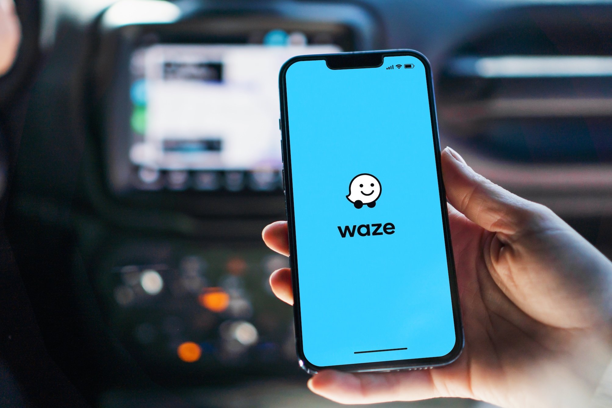 Votre appli Waze a changé de langue ? Une solution existe  © Diego Thomazini / Shutterstock