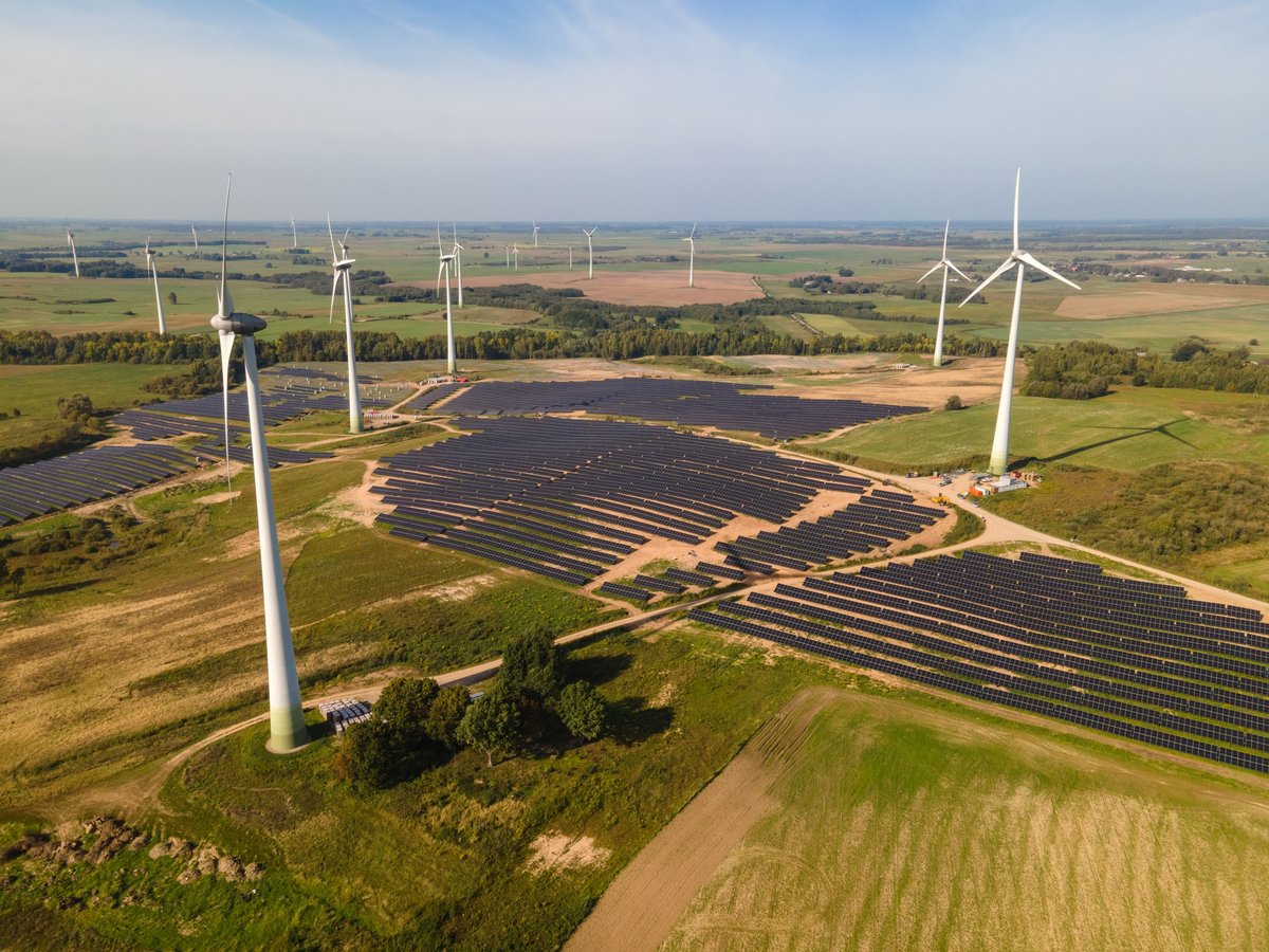 Une ferme solaire entourée d'éoliennes © Wirestock Creators / Shutterstock