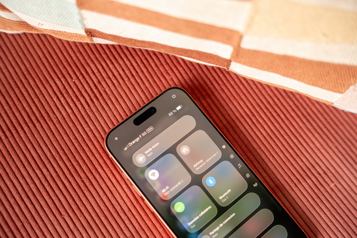Les iPhone 17 accueillent iOS 26 et Liquid Glass. © Pierre Crochart pour Clubic.com
