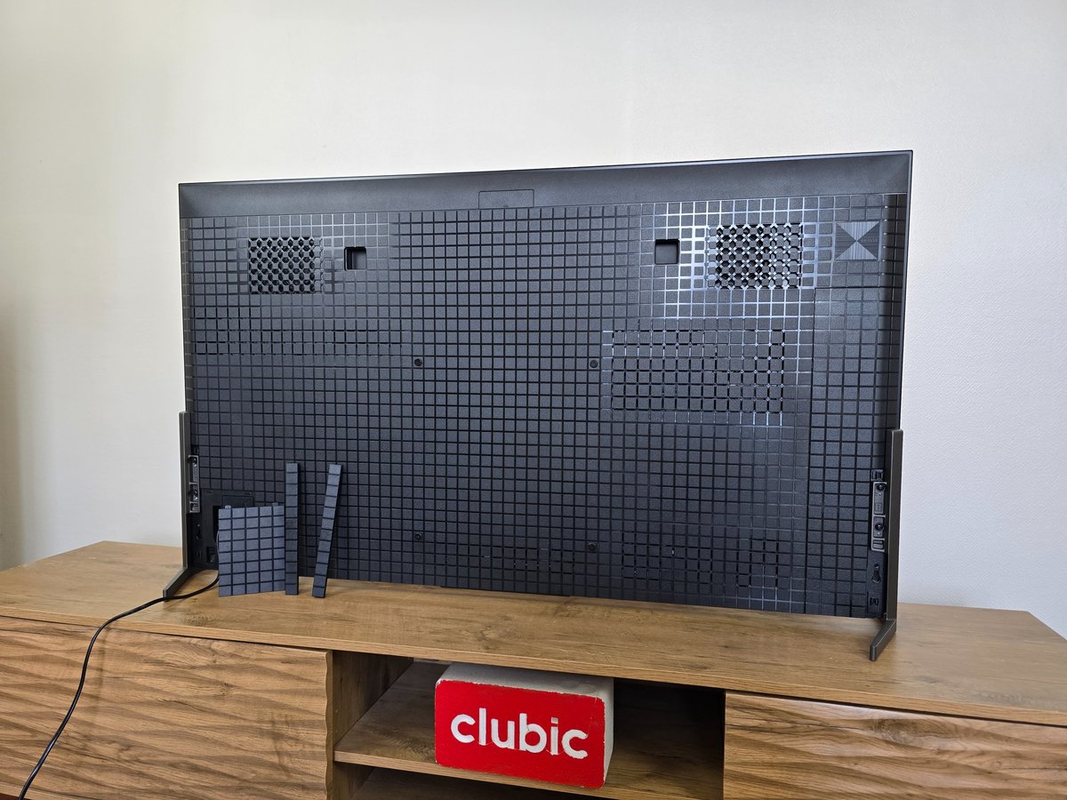 Le dos du téléviseur et ses carénages à clipser. © Matthieu Legouge