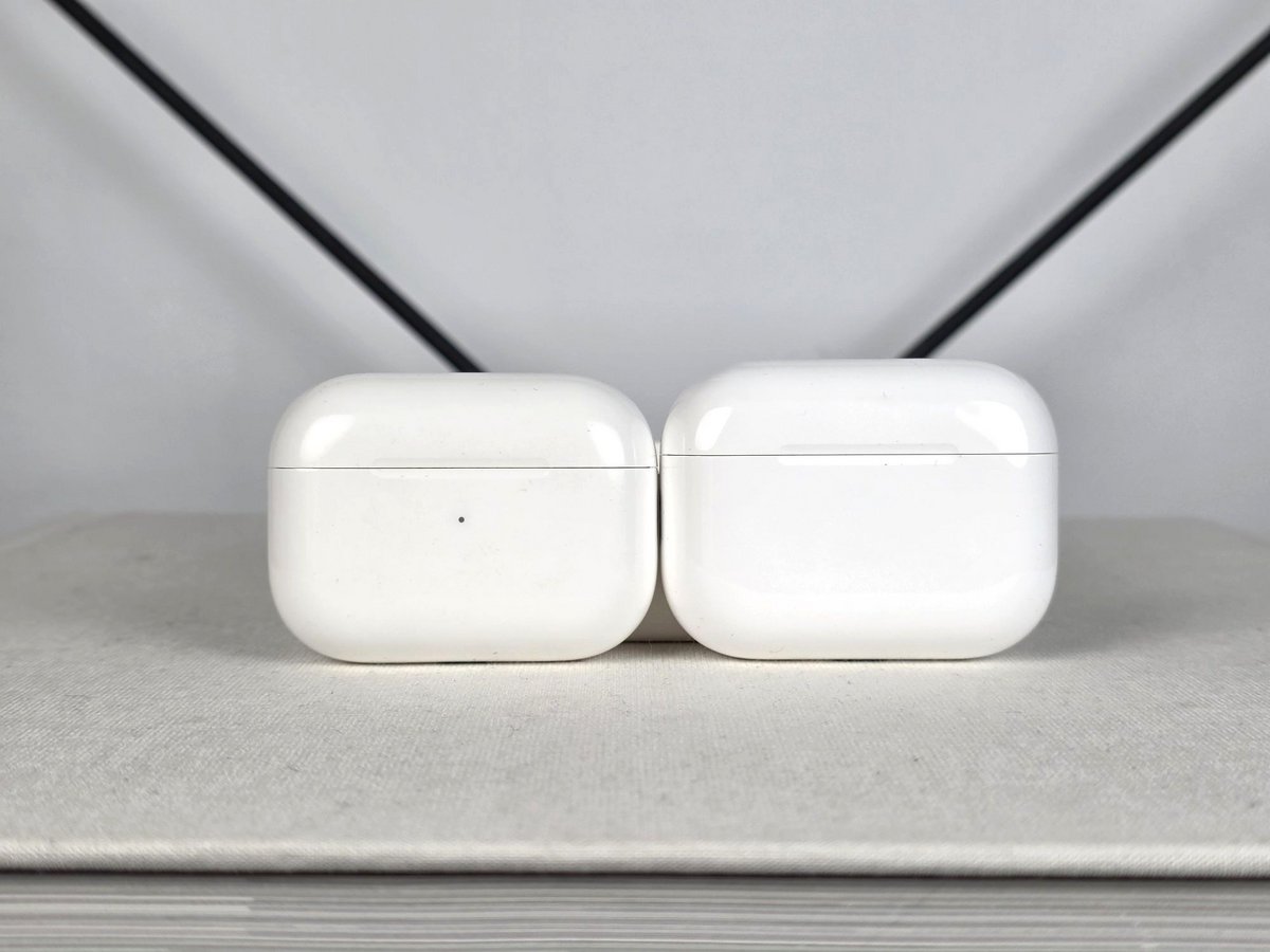  La nouvelle boite de charge (à droite) est un peu plus imposante, et adopte certaines points des AirPods 4, comme une diode camouflée, et l'absence de bouton d'appairage © Guillaume Fourcadier pour Clubic