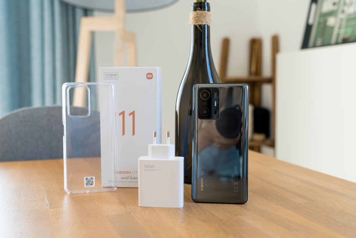 Le contenu de la boîte du Xiaomi 11T Pro. La version commerciale disposera évidemment d'une paire d'écouteurs. © Pierre Crochart pour Clubic