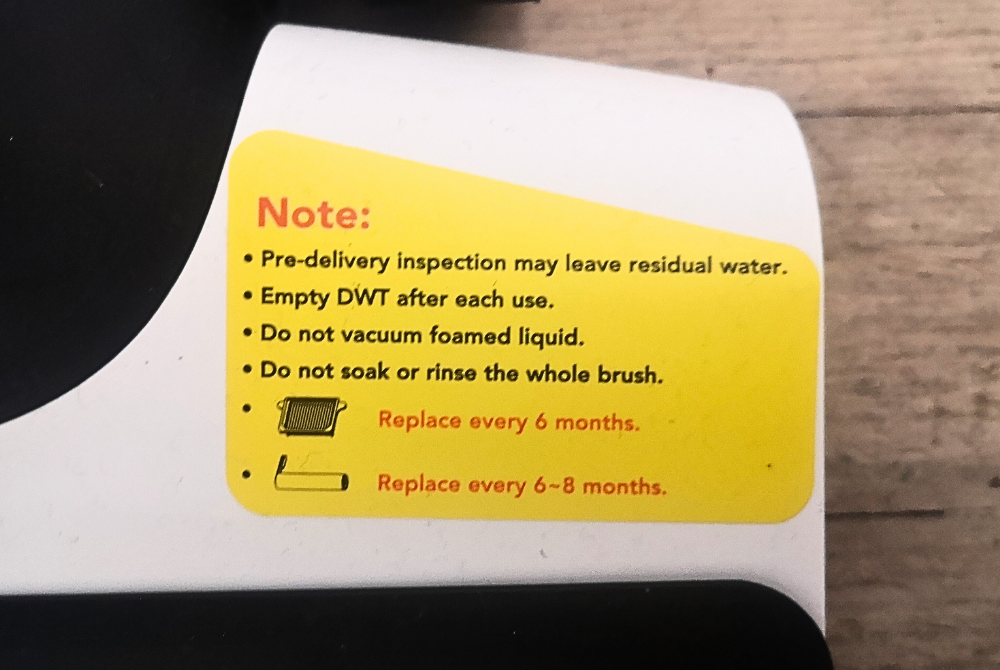 Sur cette étiquette d'aspirateur laveur, la fréquence de changement des filtres est clairement expliquée © Clubic   