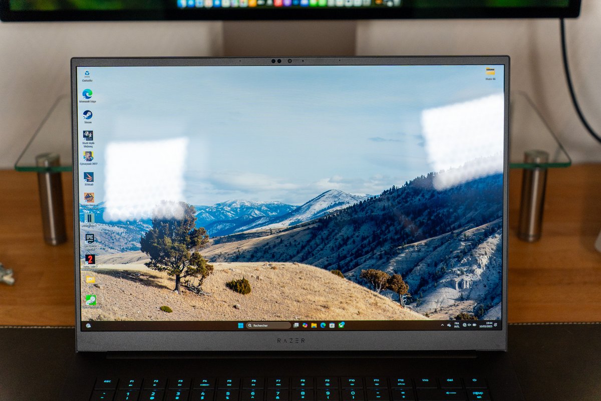 L'écran OLED du Blade 16 est excellent, mais très brillant. ©Nathan Le Gohlisse pour Clubic
