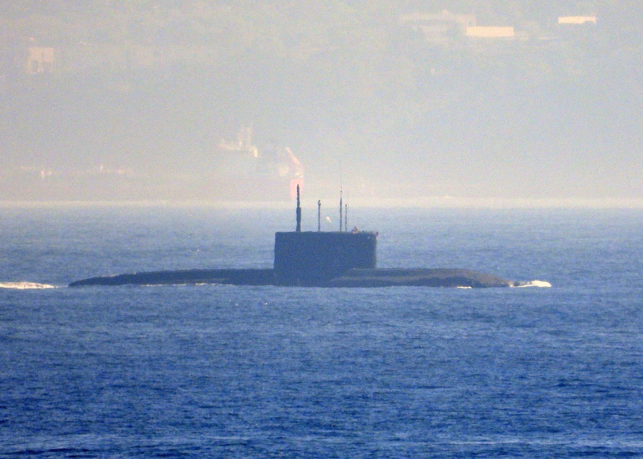 Le sous-marin russe Novorossuysk, dans le détroit de Gibraltar ce week-end © Peter Ferrary