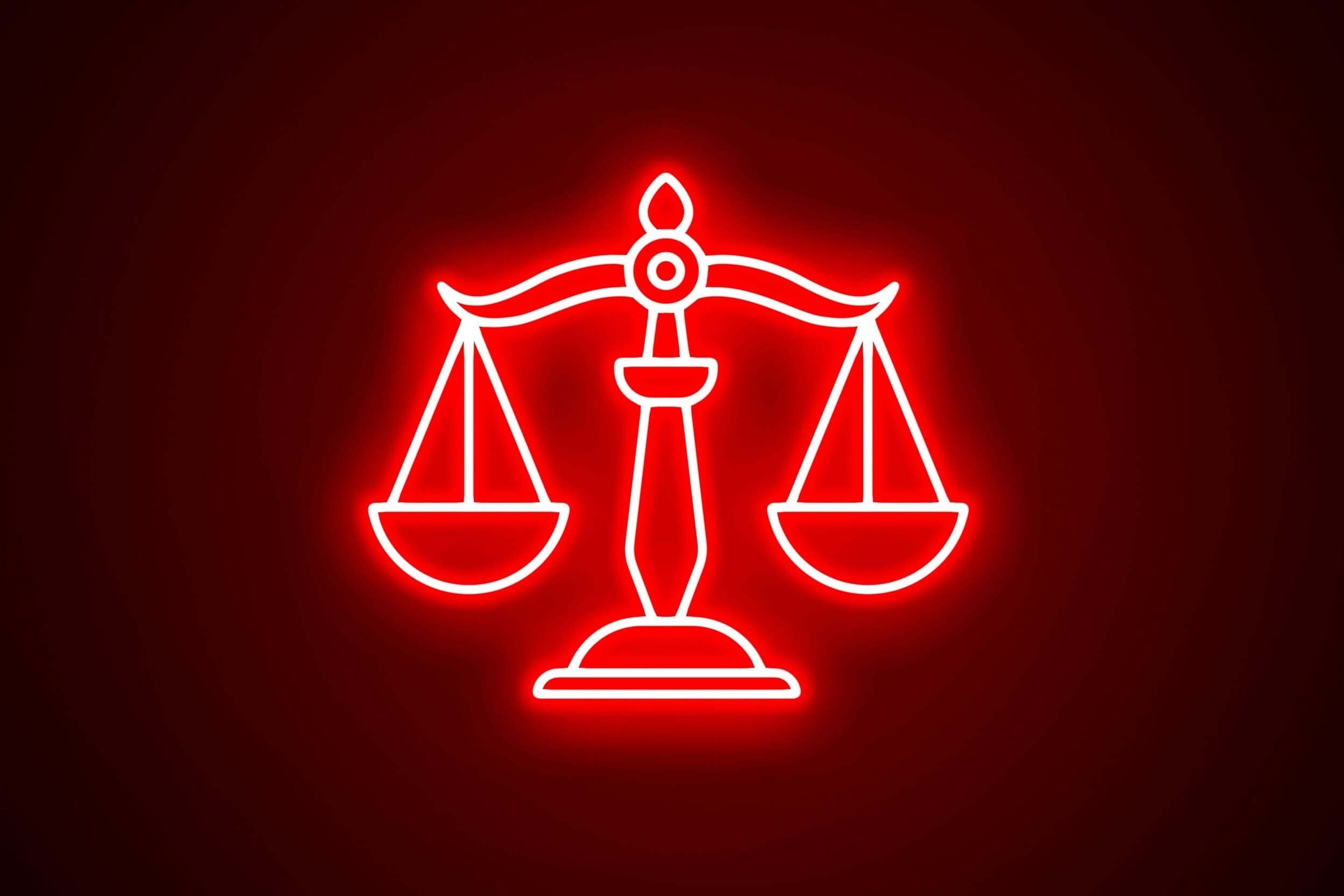 Des malfrats ont fabriqué une fausse décision de tribunal pour effacer leurs arnaques. © Latest_Designer / Shutterstock