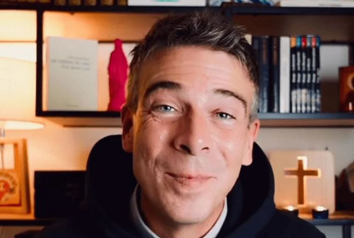 Après trois années d'activité et 1,2 million d'abonnés, le père Matthieu a fait ses adieux à TikTok © TikTok / Pere Matthieu