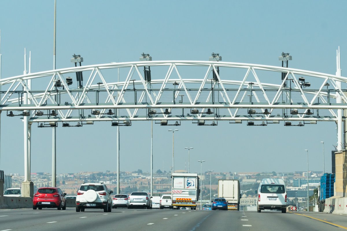 C'est ce genre de potence qui enregistre votre passage sur une autoroute à flux libre. © Shutterstock